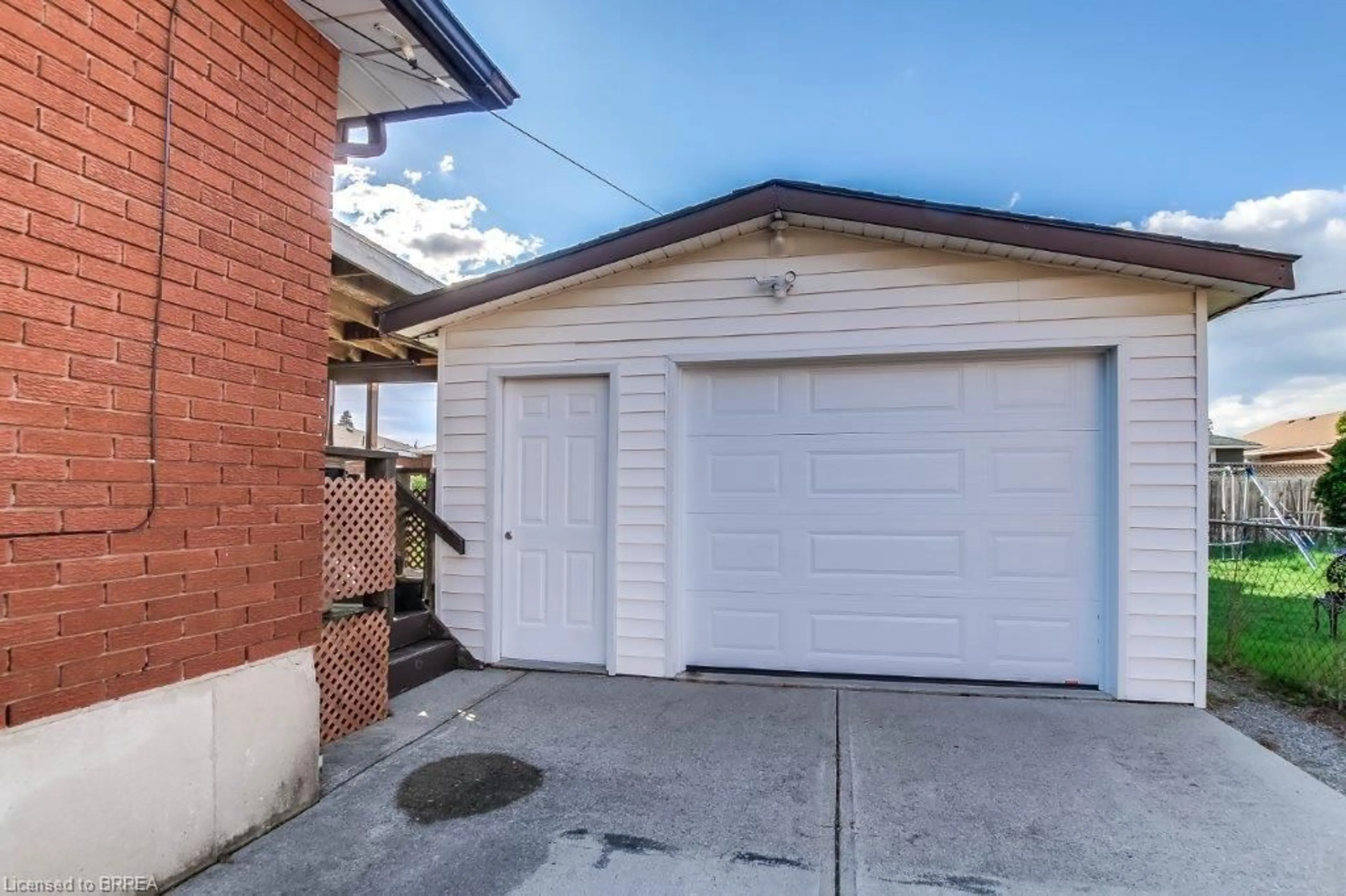 Indoor garage for 97 Seventh Ave, Brantford Ontario N3S 1B7