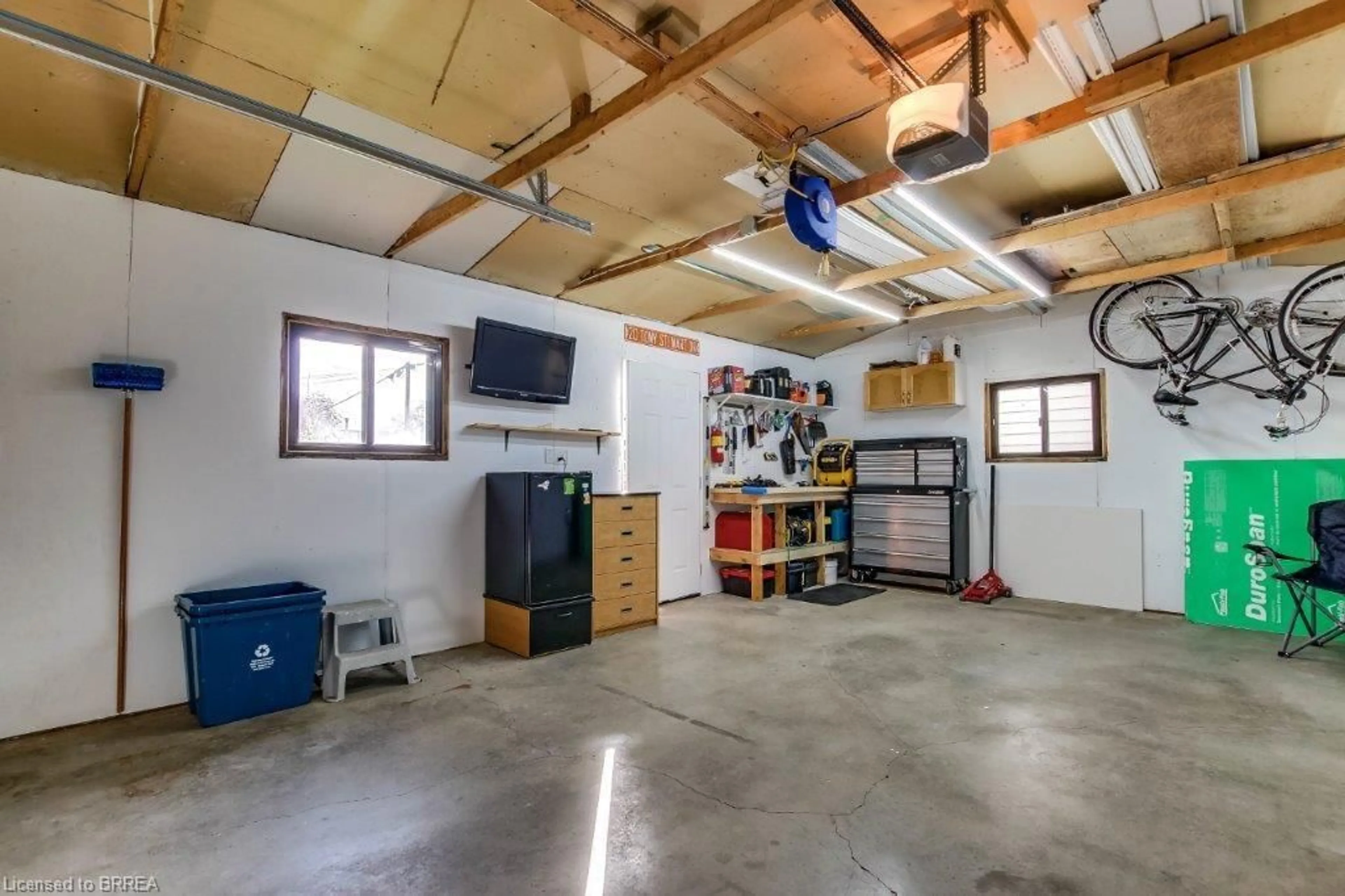 Indoor garage for 97 Seventh Ave, Brantford Ontario N3S 1B7