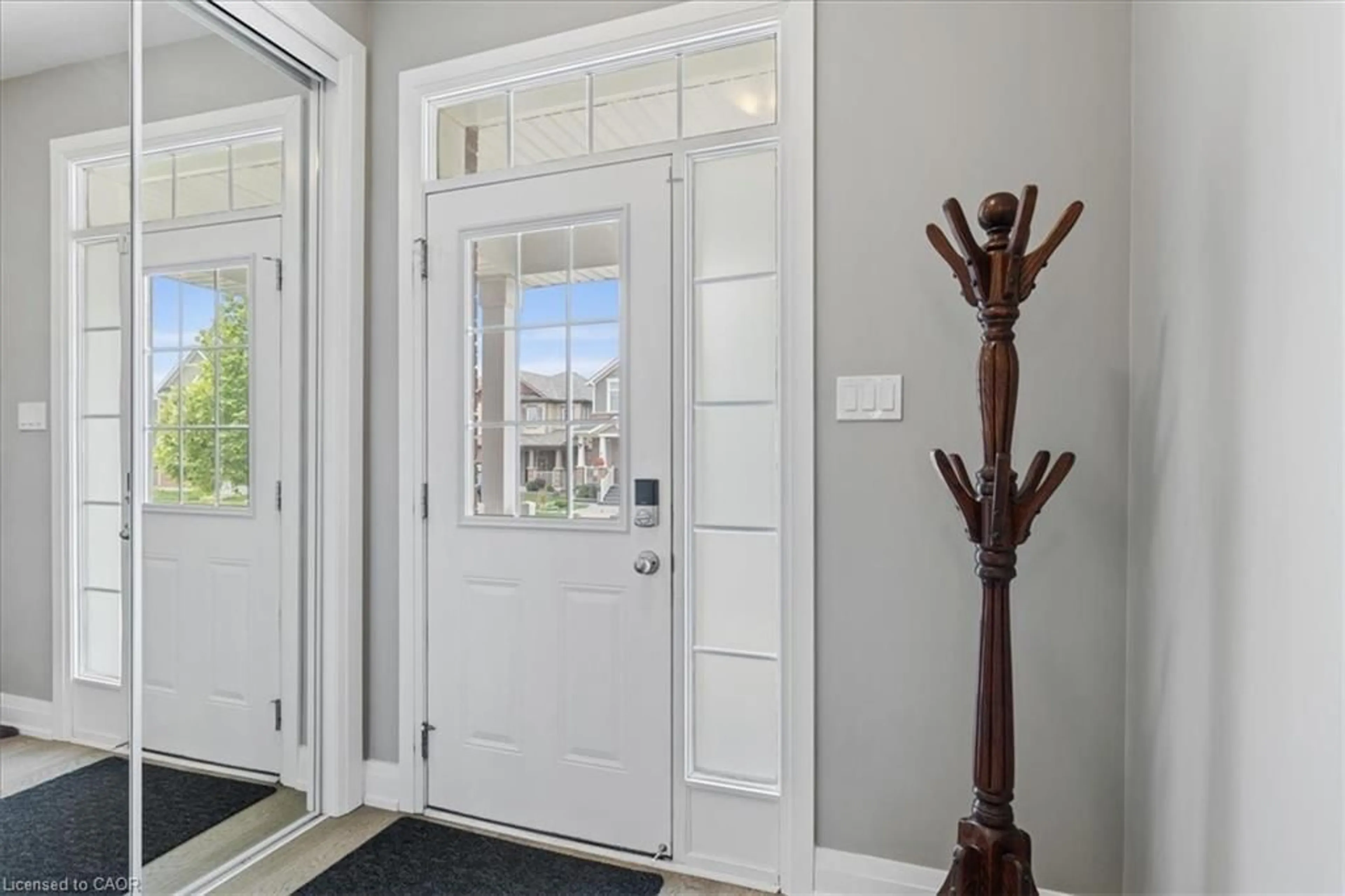 Indoor entryway for 504 Equestrian Way, Cambridge Ontario N3E 0B5