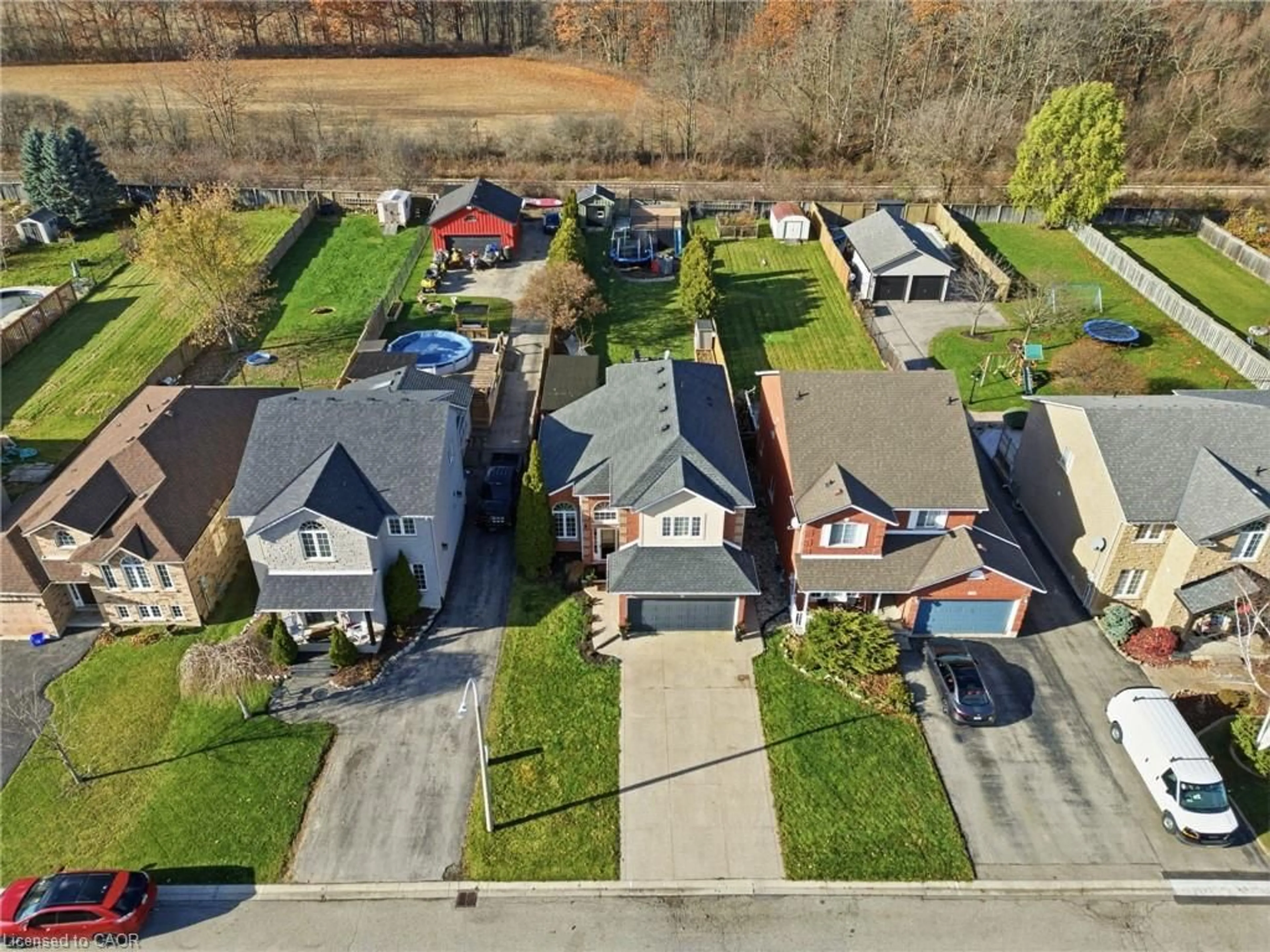 A pic from outside/outdoor area/front of a property/back of a property/a pic from drone, street for 136 Braemar Ave, Caledonia Ontario N3W 2L4