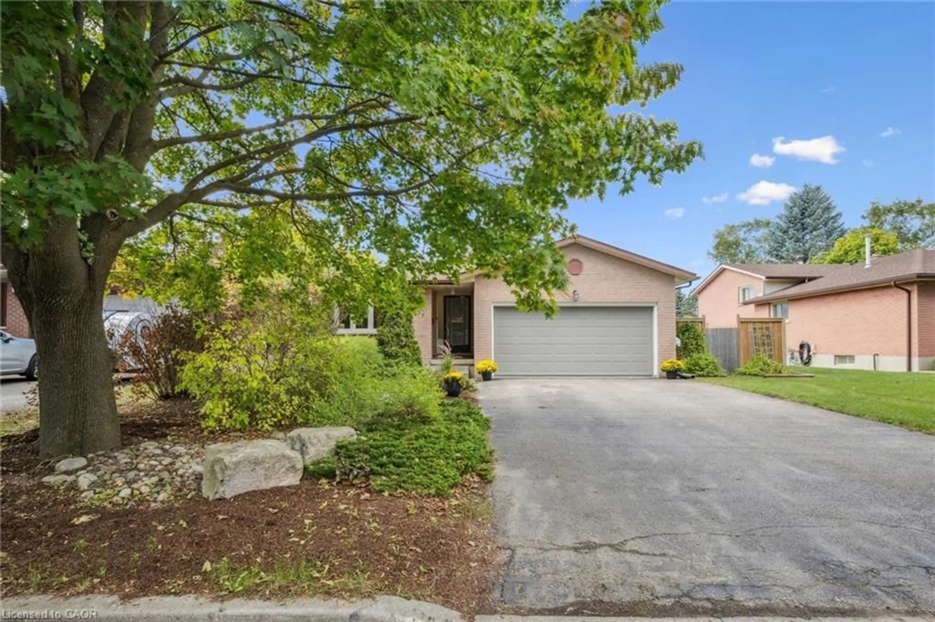 A pic from outside/outdoor area/front of a property/back of a property/a pic from drone, street for 117 Partridge Pl, Waterloo Ontario N2V 1S5