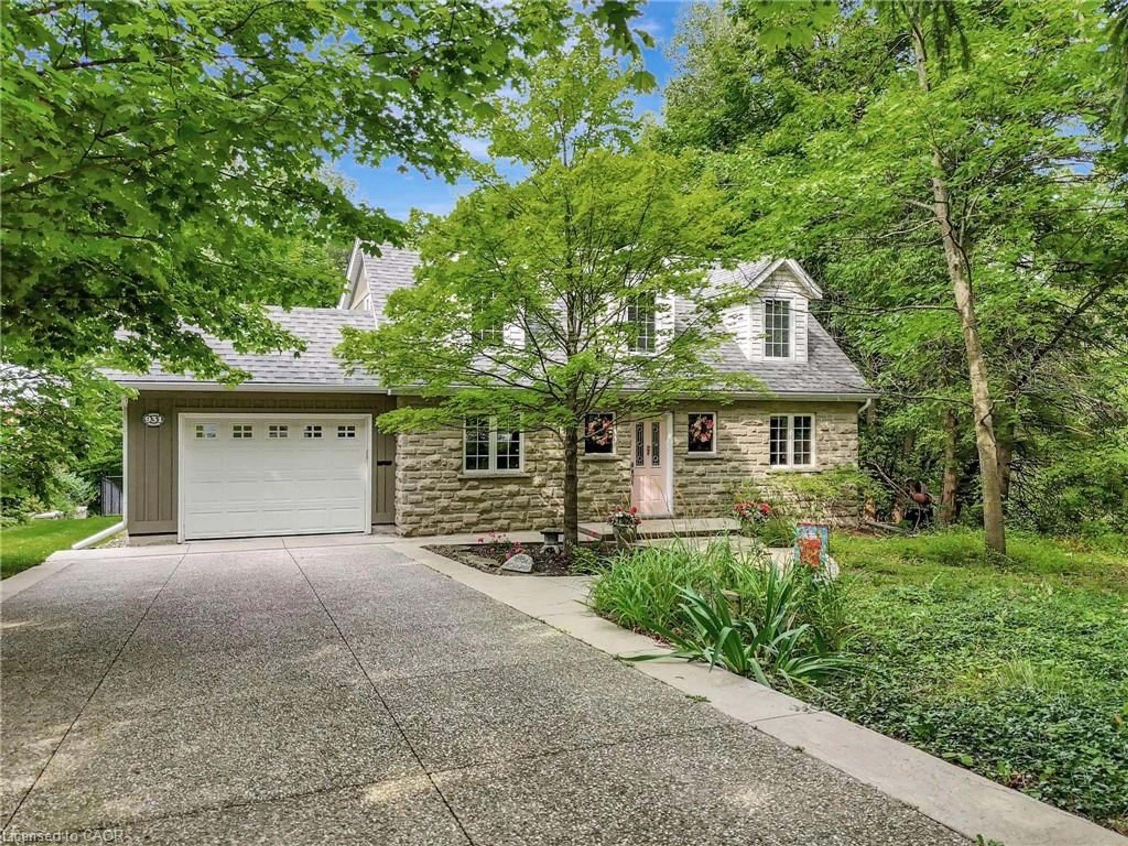 Home with brick exterior material, street for 931 Montgomery Dr, Ancaster Ontario L9G 3H6