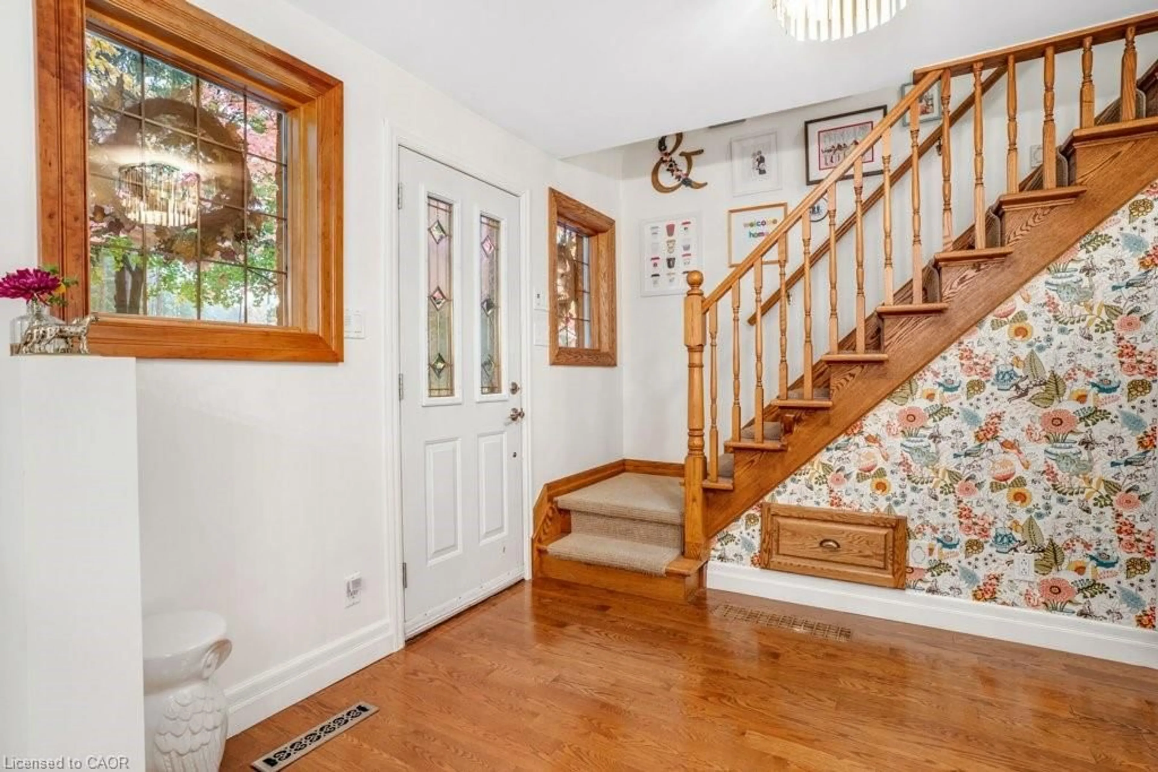 Indoor foyer for 931 Montgomery Dr, Ancaster Ontario L9G 3H6