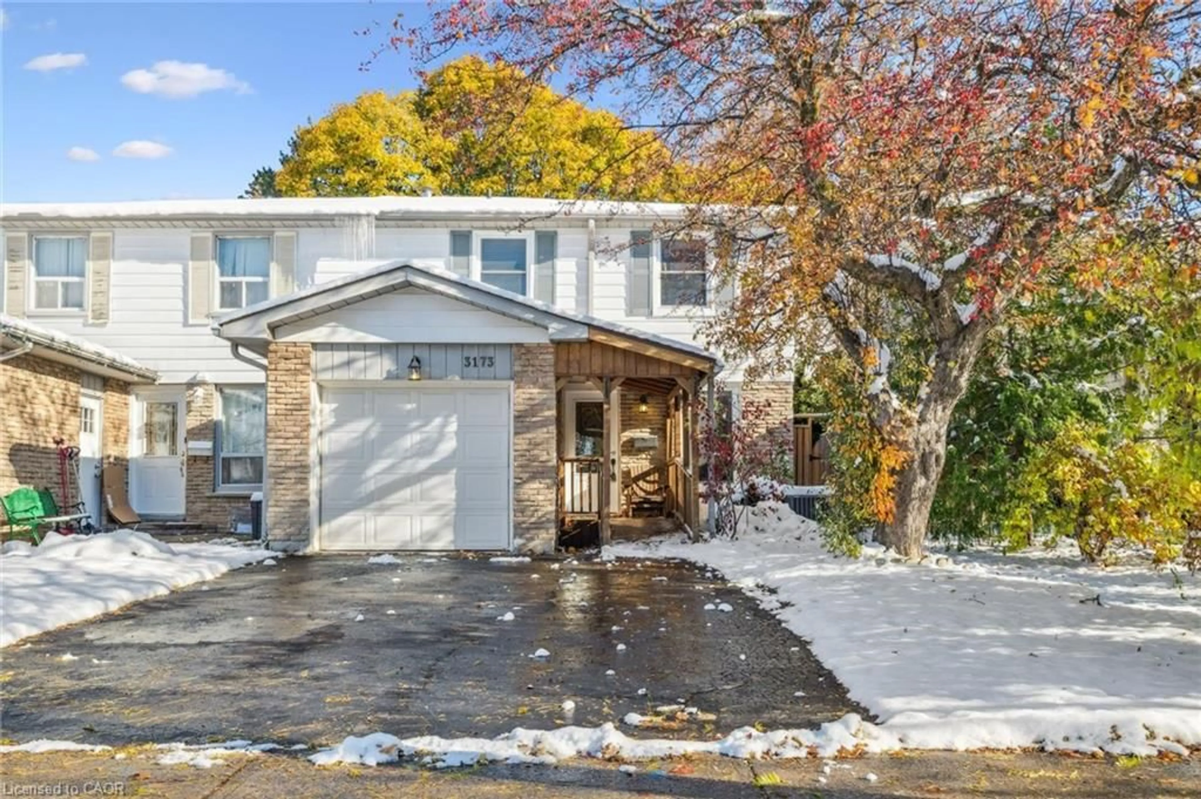 Home with vinyl exterior material, street for 3173 Gwendale Cres, Mississauga Ontario L5A 3B6