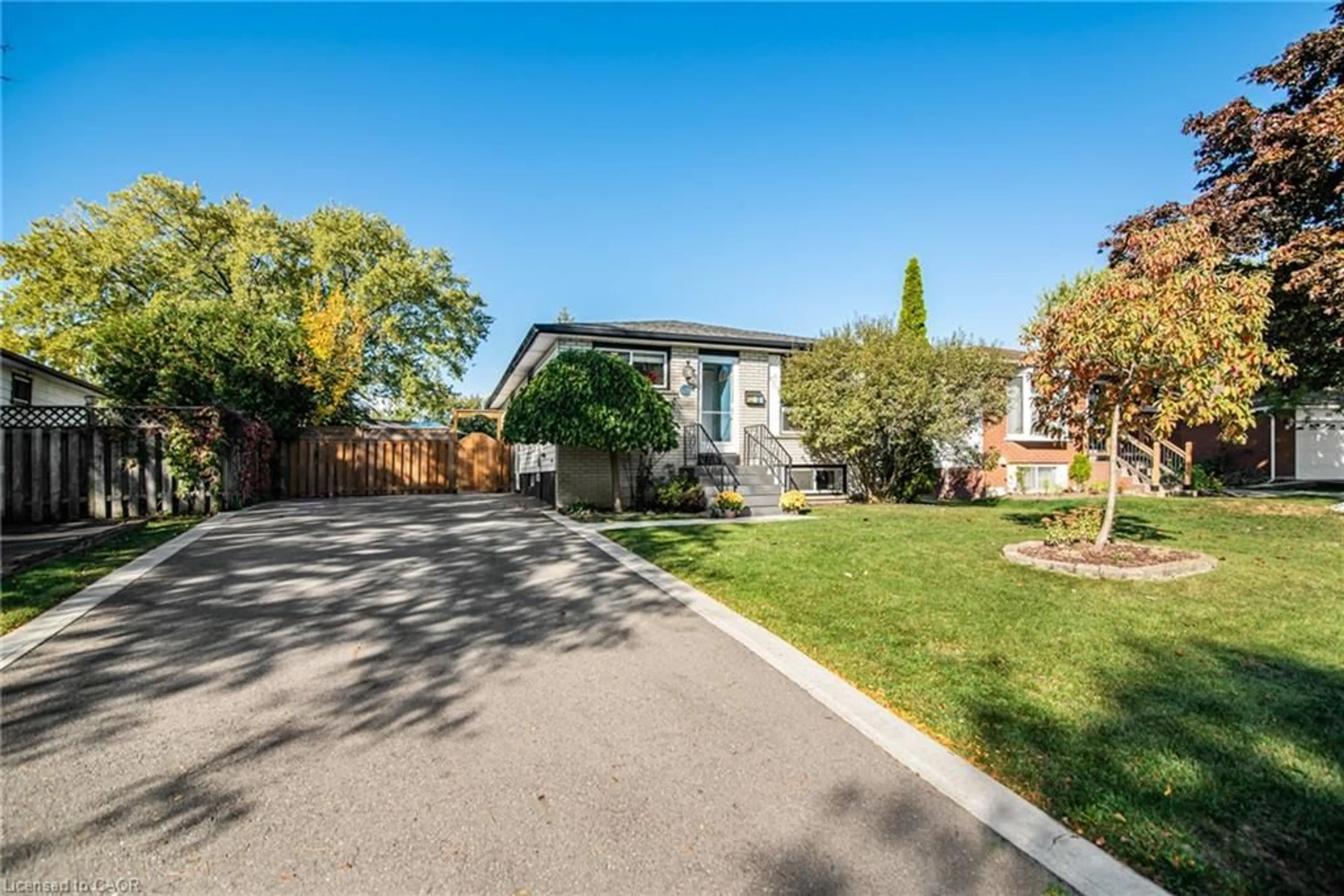 A pic from outside/outdoor area/front of a property/back of a property/a pic from drone, street for 128 Moxley Dr, Hamilton Ontario L8T 4R9