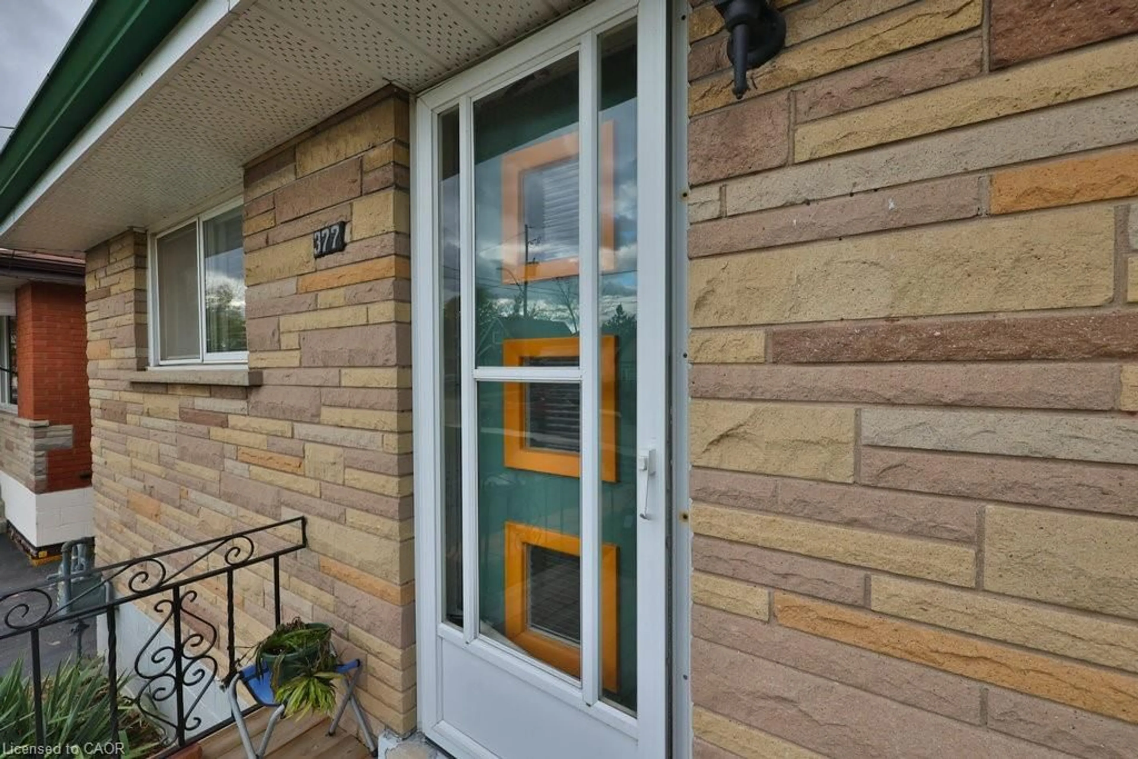 Indoor entryway for 377 Osborne St, Hamilton Ontario L8H 6S7