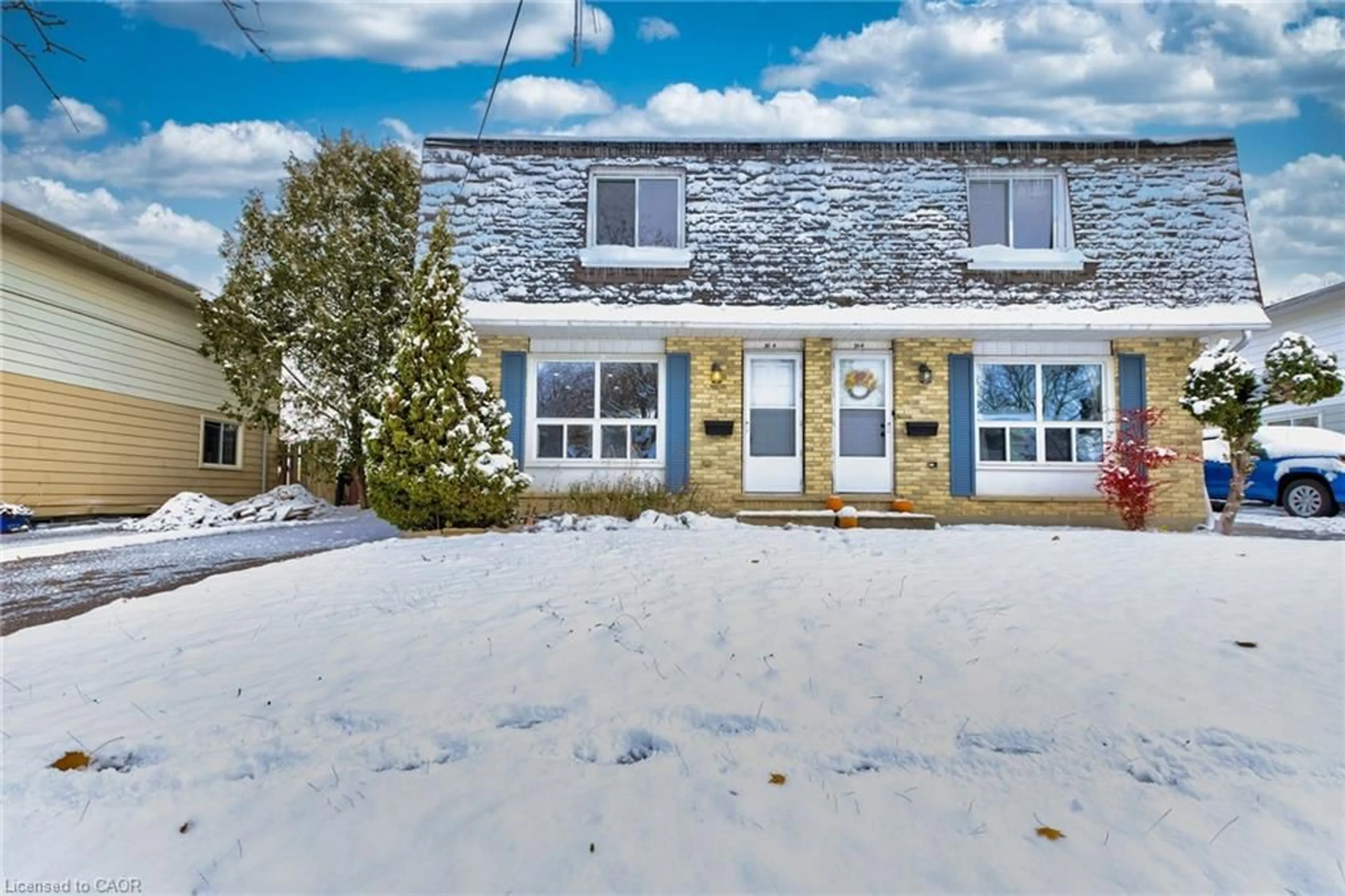 A pic from outside/outdoor area/front of a property/back of a property/a pic from drone, street for 30A Helene Cres, Waterloo Ontario N2L 5E5