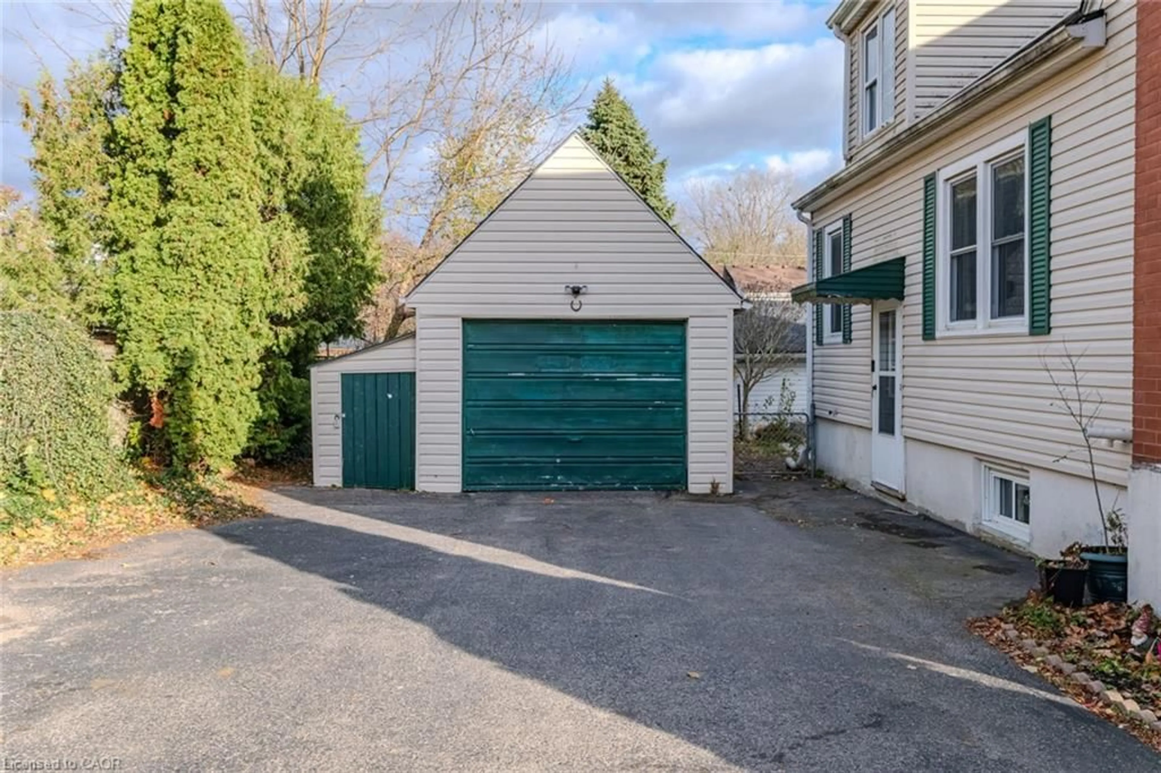 Indoor garage for 373 College Ave, Simcoe Ontario N3Y 4G8