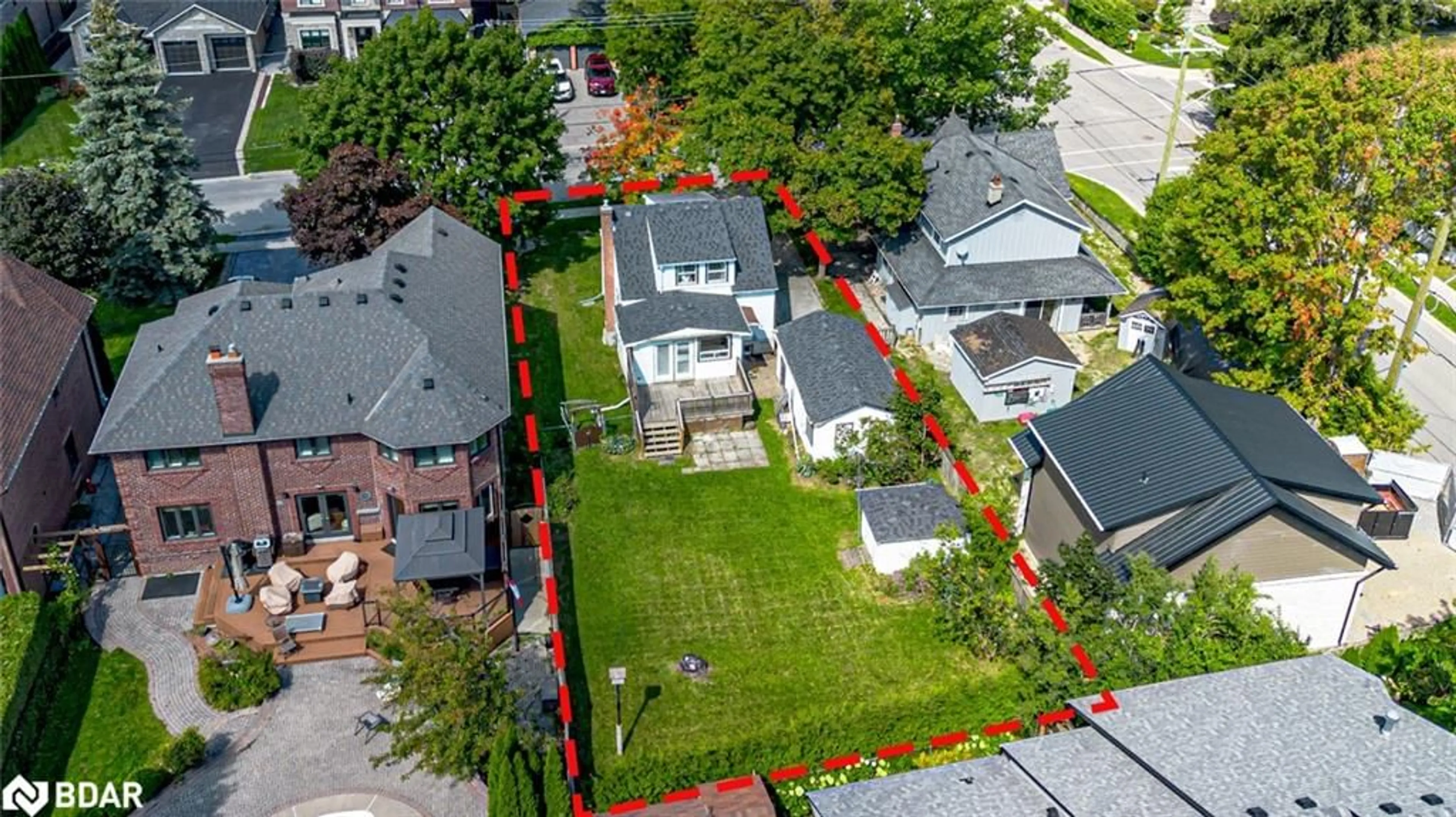 A pic from outside/outdoor area/front of a property/back of a property/a pic from drone, street for 85 Tyler St, Aurora Ontario L4G 2N4