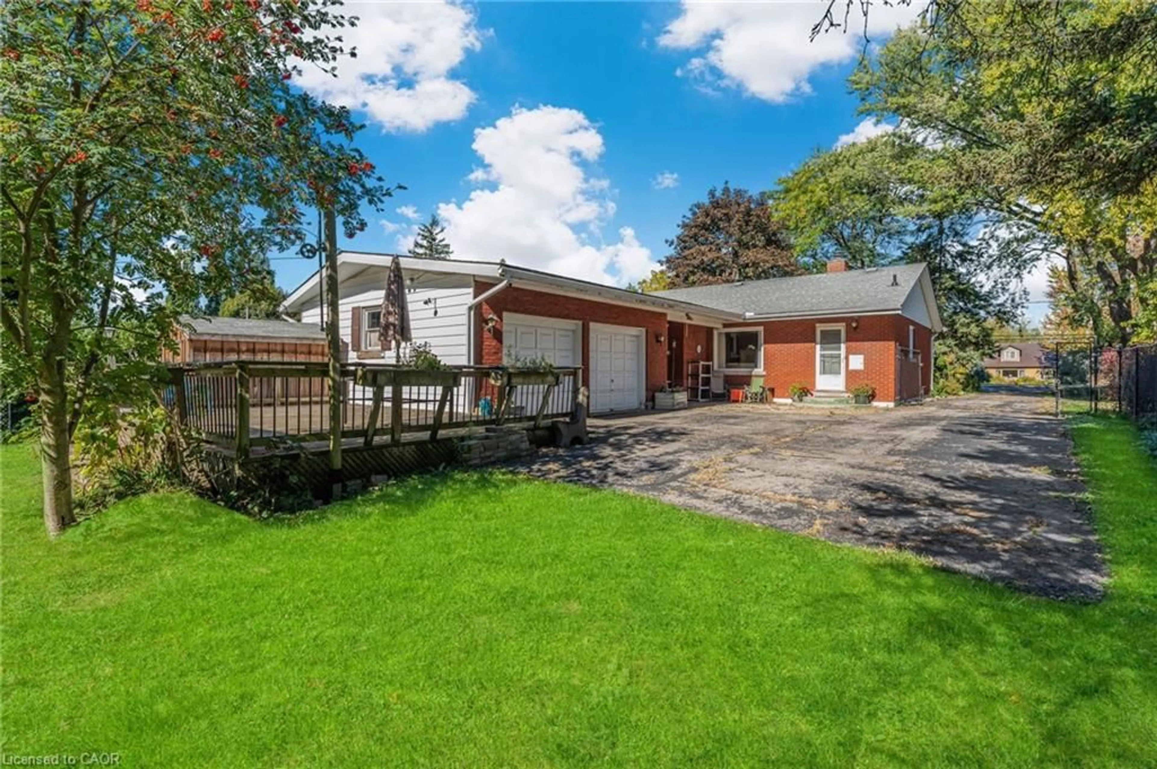 A pic from outside/outdoor area/front of a property/back of a property/a pic from drone, street for 141 Riverbank Dr, Cambridge Ontario N3H 4R6