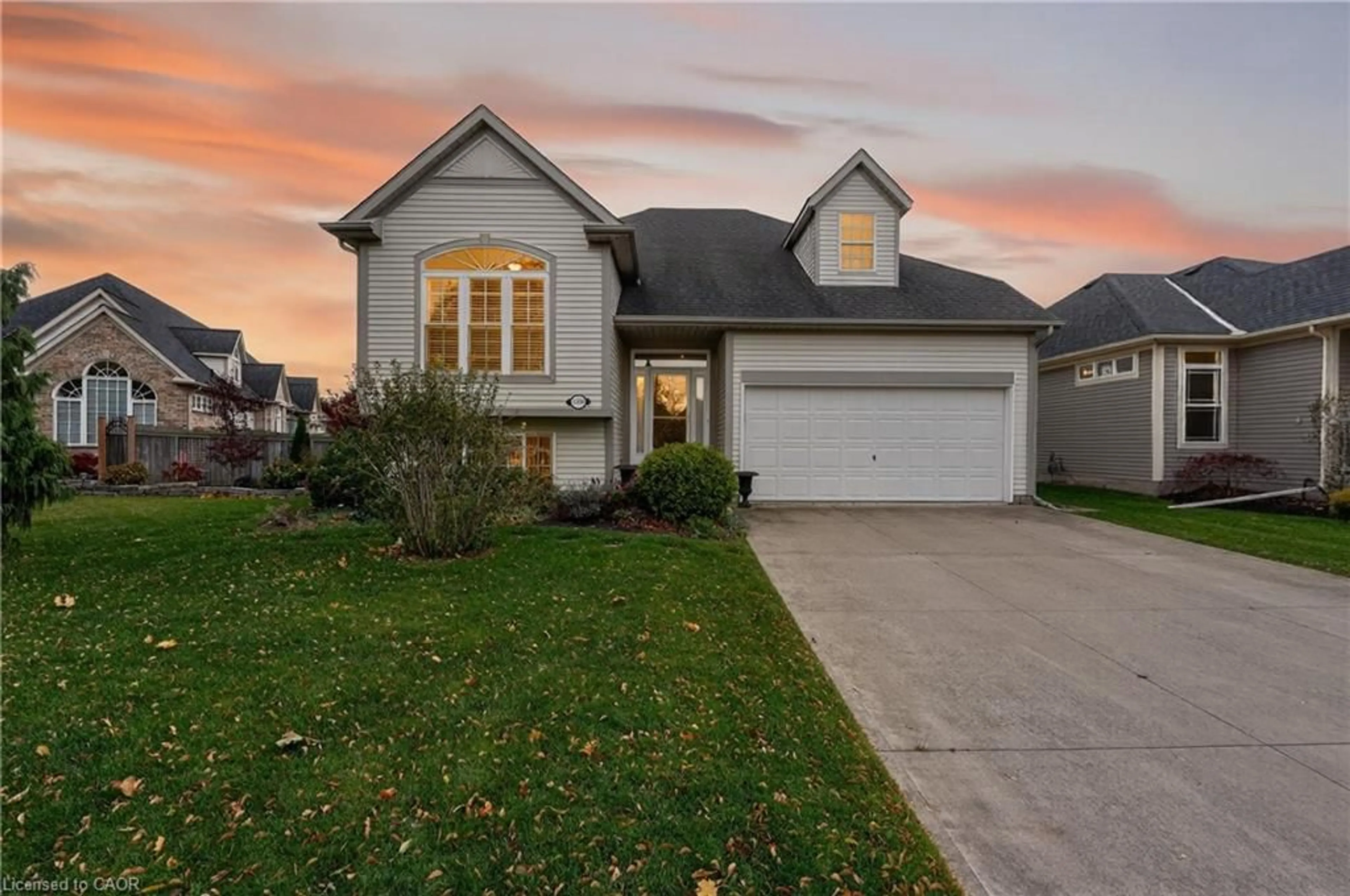 Home with vinyl exterior material, street for 3356 Laurie Ave, Vineland Station Ontario L0R 2E0