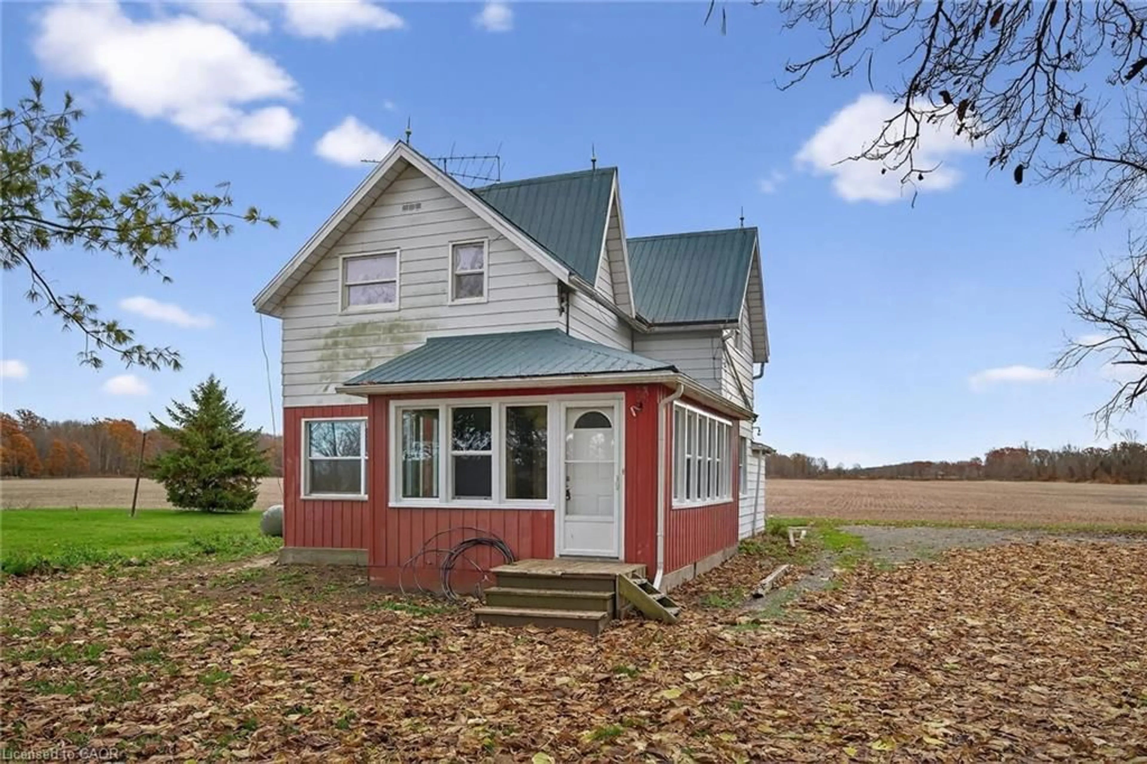 Home with vinyl exterior material, building for 14 Feeder Canal Rd, Dunnville Ontario N0A 1K0