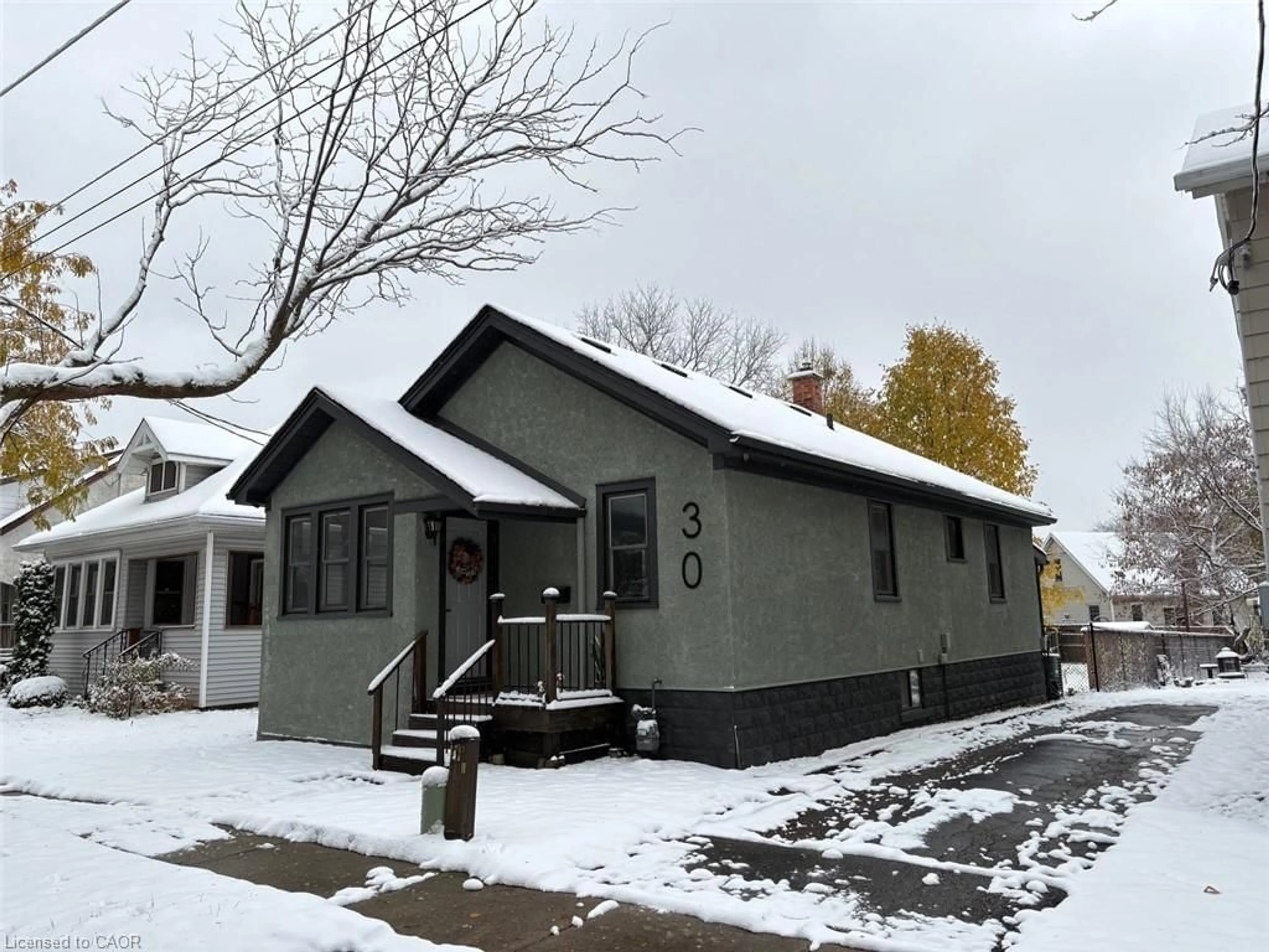 Home with vinyl exterior material, street for 30 Eastchester Ave, St. Catharines Ontario L2P 2V6