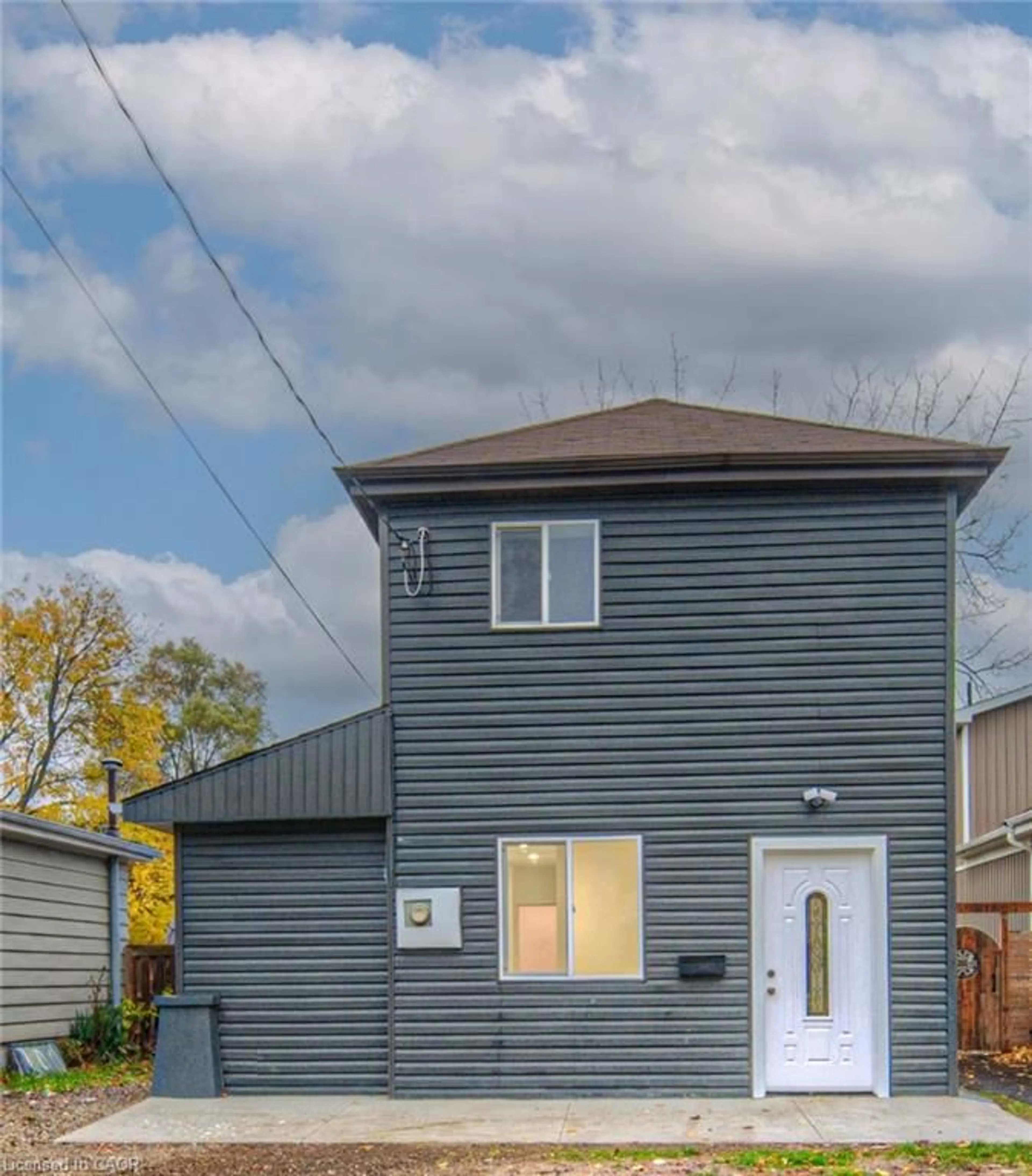 Home with vinyl exterior material, street for 88 Huron St, Brantford Ontario N2S 2J8