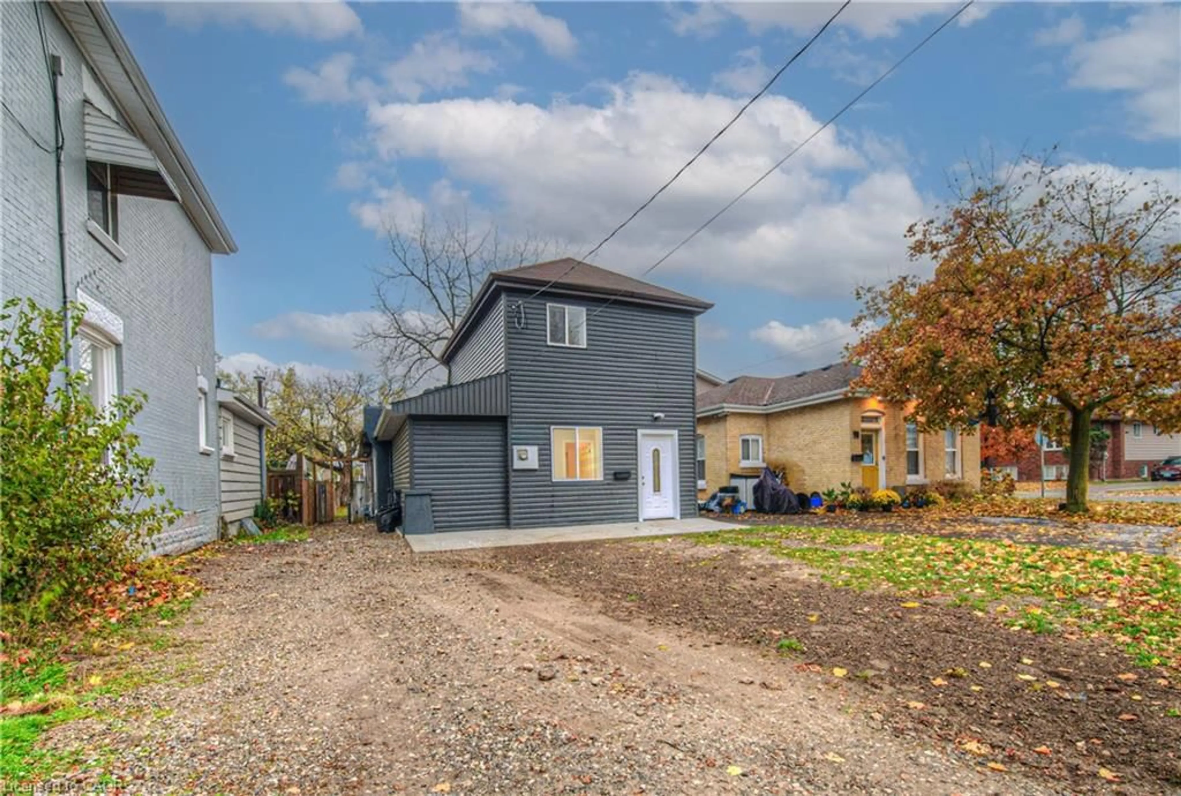 A pic from outside/outdoor area/front of a property/back of a property/a pic from drone, street for 88 Huron St, Brantford Ontario N2S 2J8