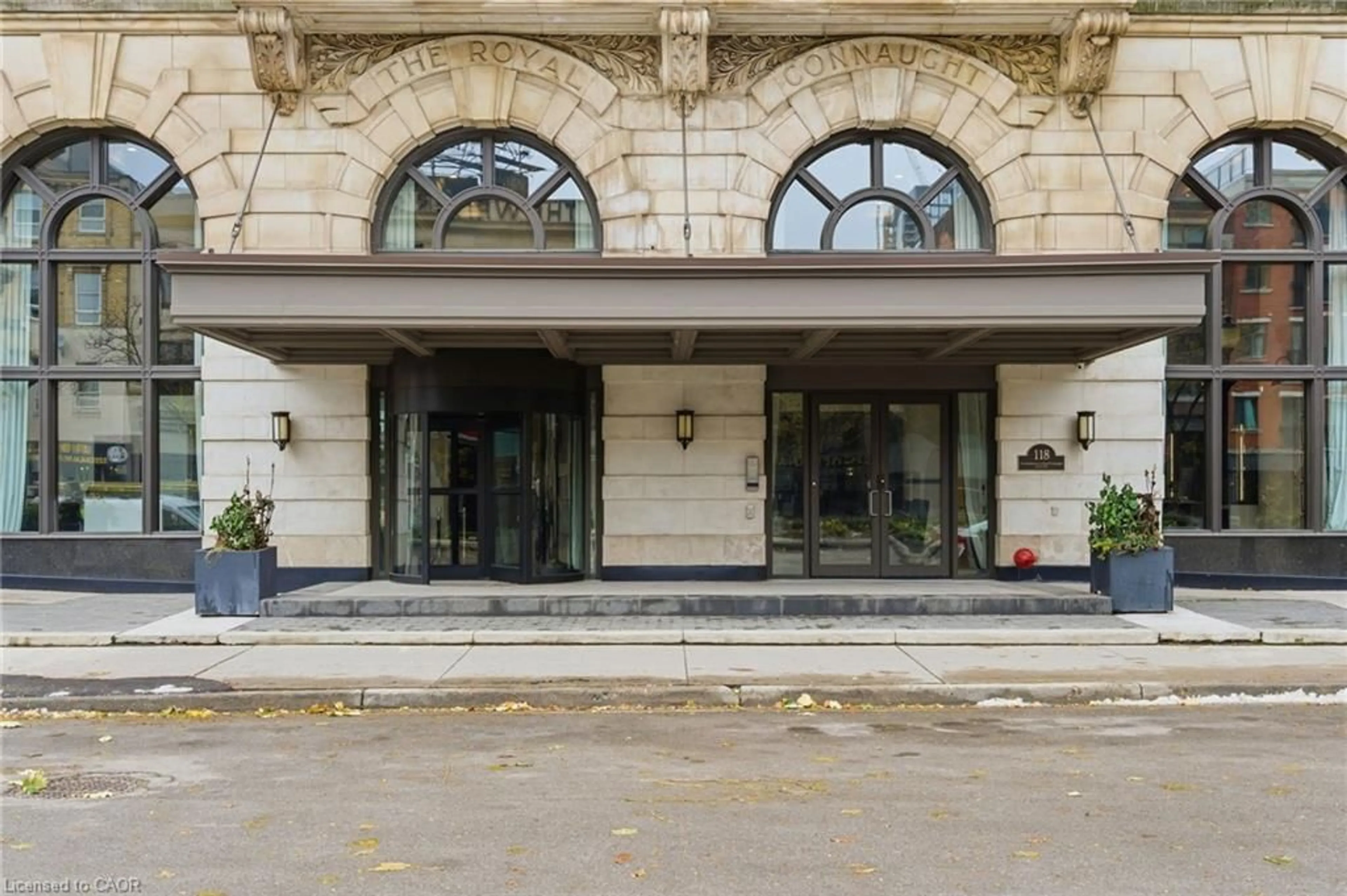 Indoor foyer for 118 King St #916, Hamilton Ontario L8N 0A9