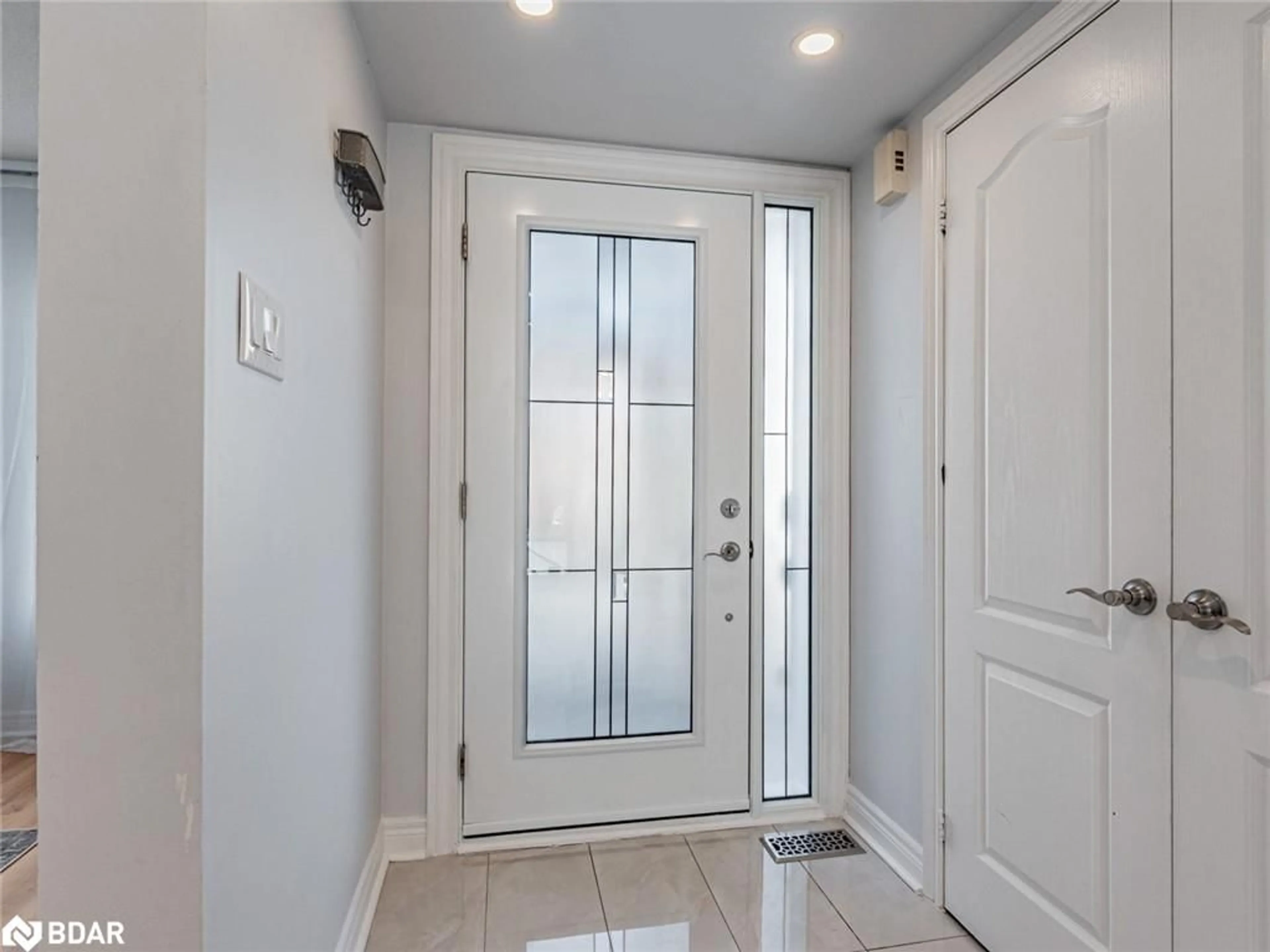 Indoor entryway for 129 Flagstone Way, Newmarket Ontario L3X 2Z8