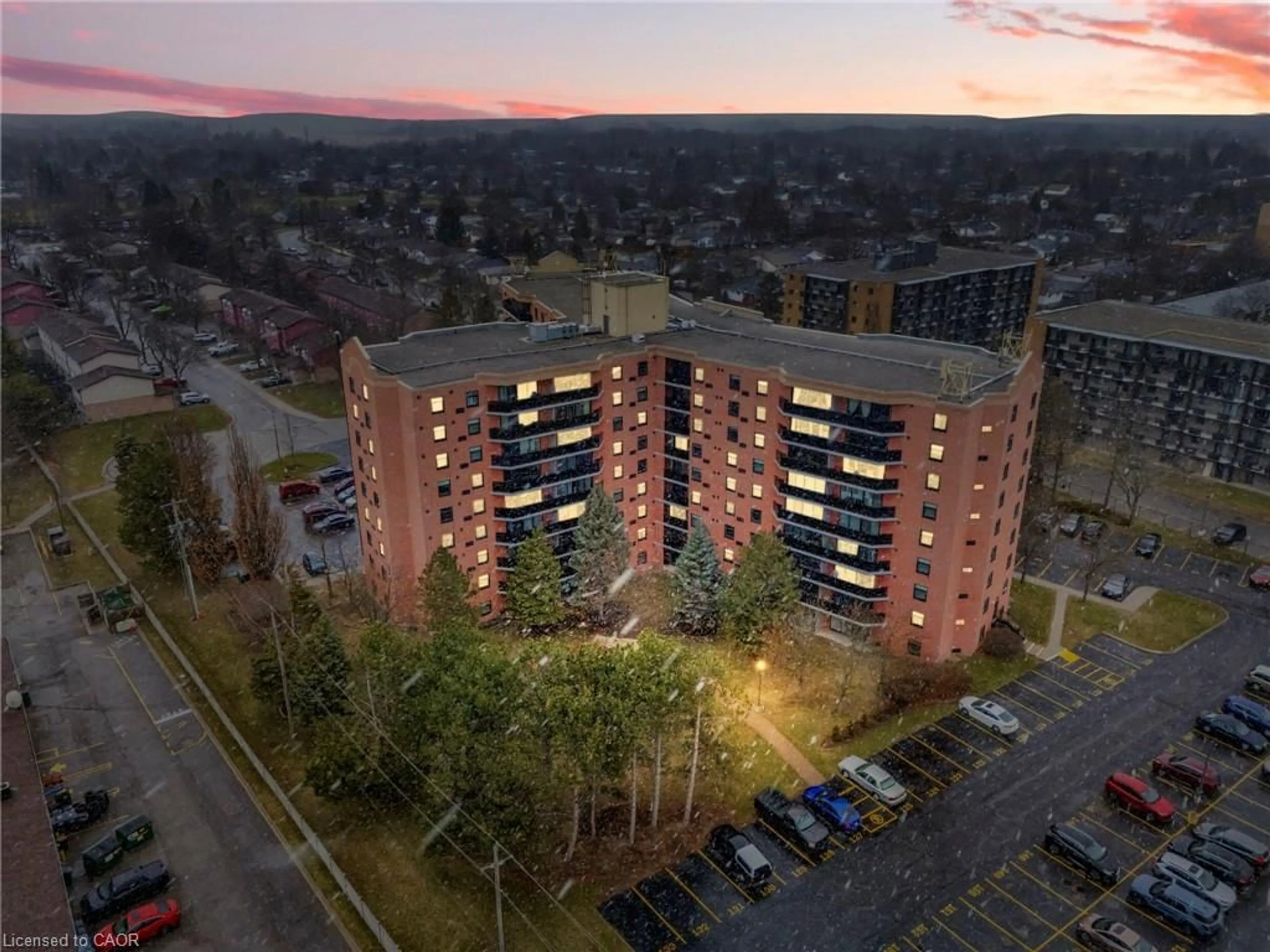 A pic from outside/outdoor area/front of a property/back of a property/a pic from drone, city buildings view from balcony for 9 Bonheur Crt #902, Brantford Ontario N3P 1Z5
