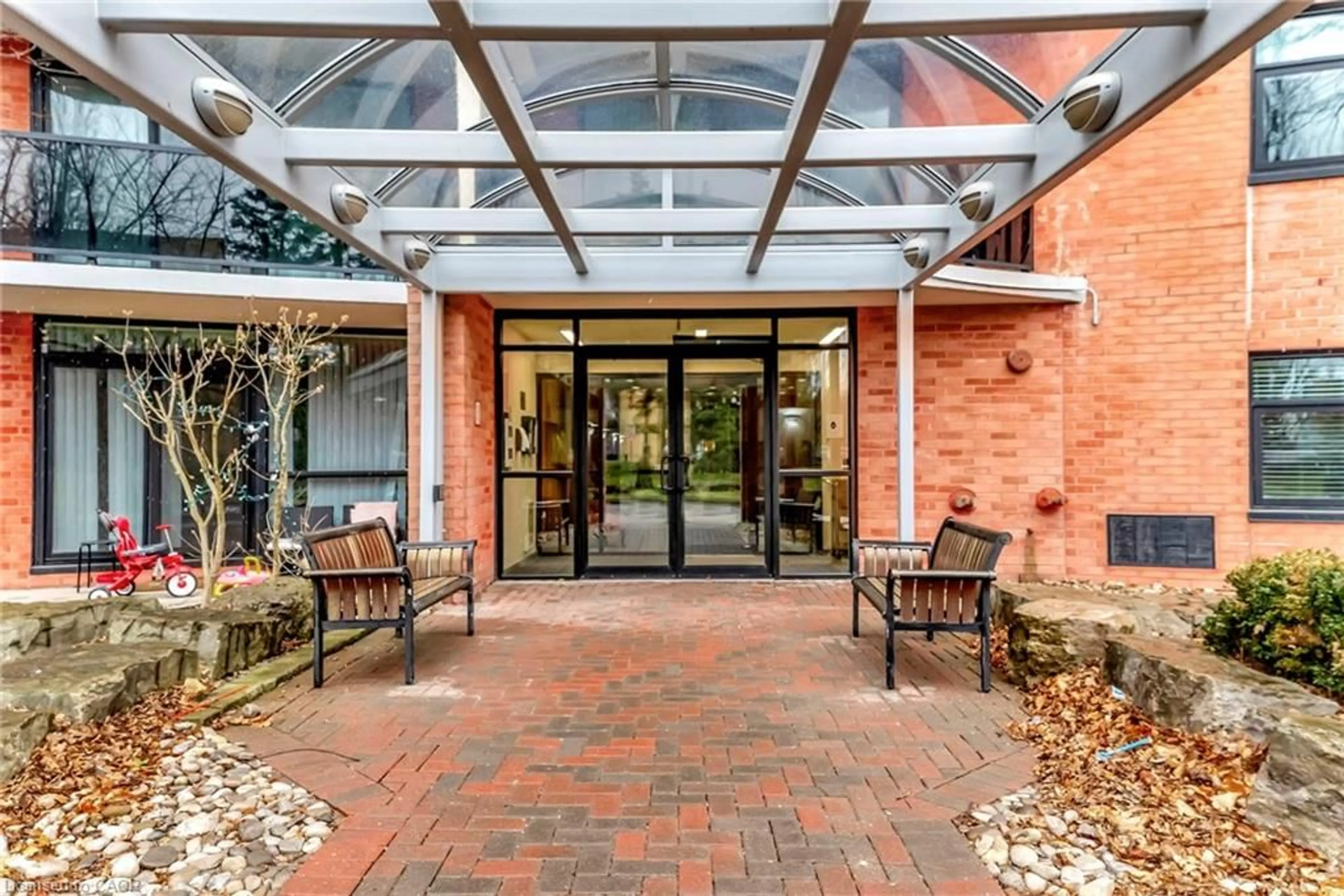 Indoor foyer for 9 Bonheur Crt #902, Brantford Ontario N3P 1Z5