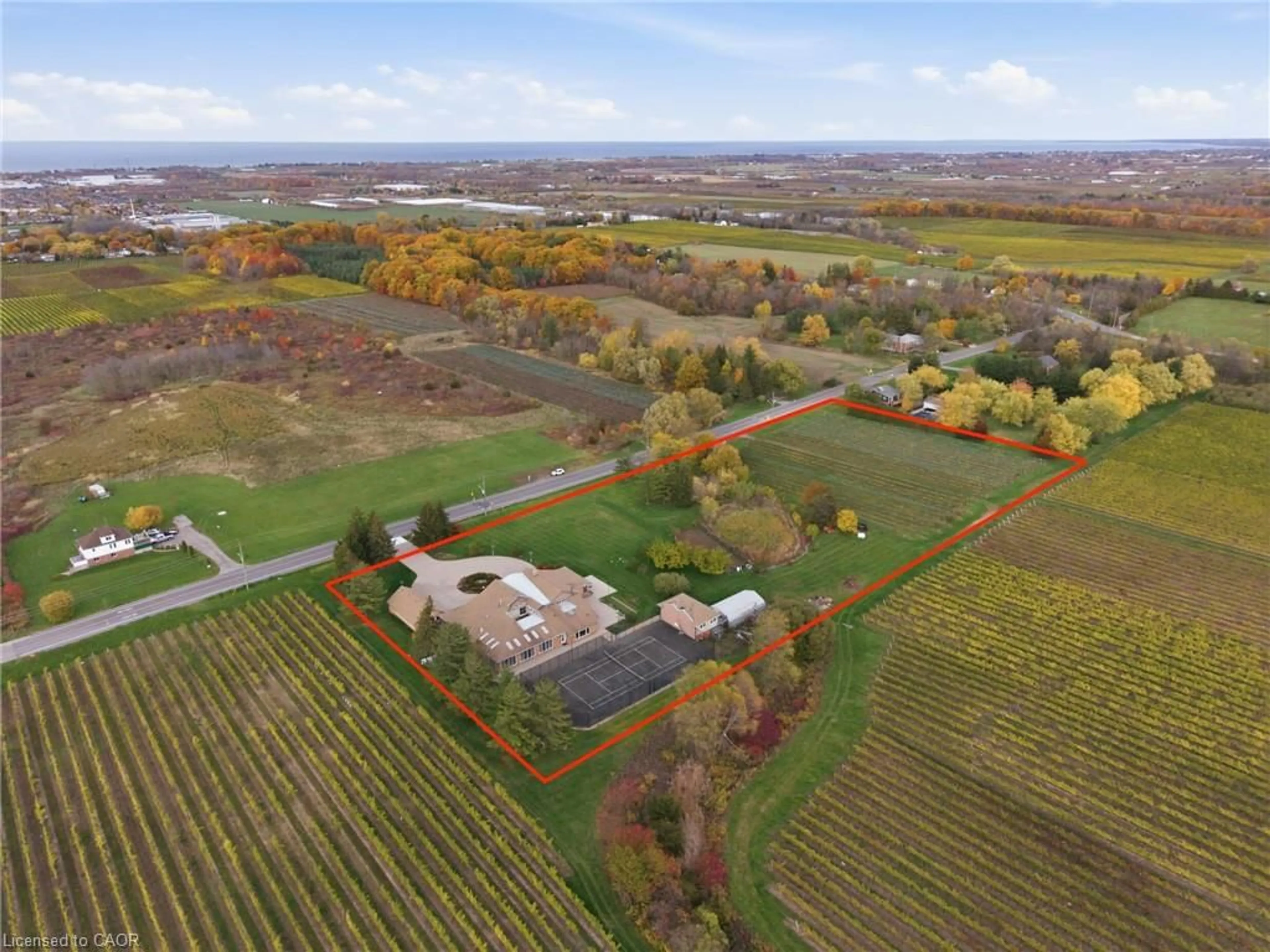 A pic from outside/outdoor area/front of a property/back of a property/a pic from drone, unknown for 4850 Hillside Dr, Beamsville Ontario L0R 1B0