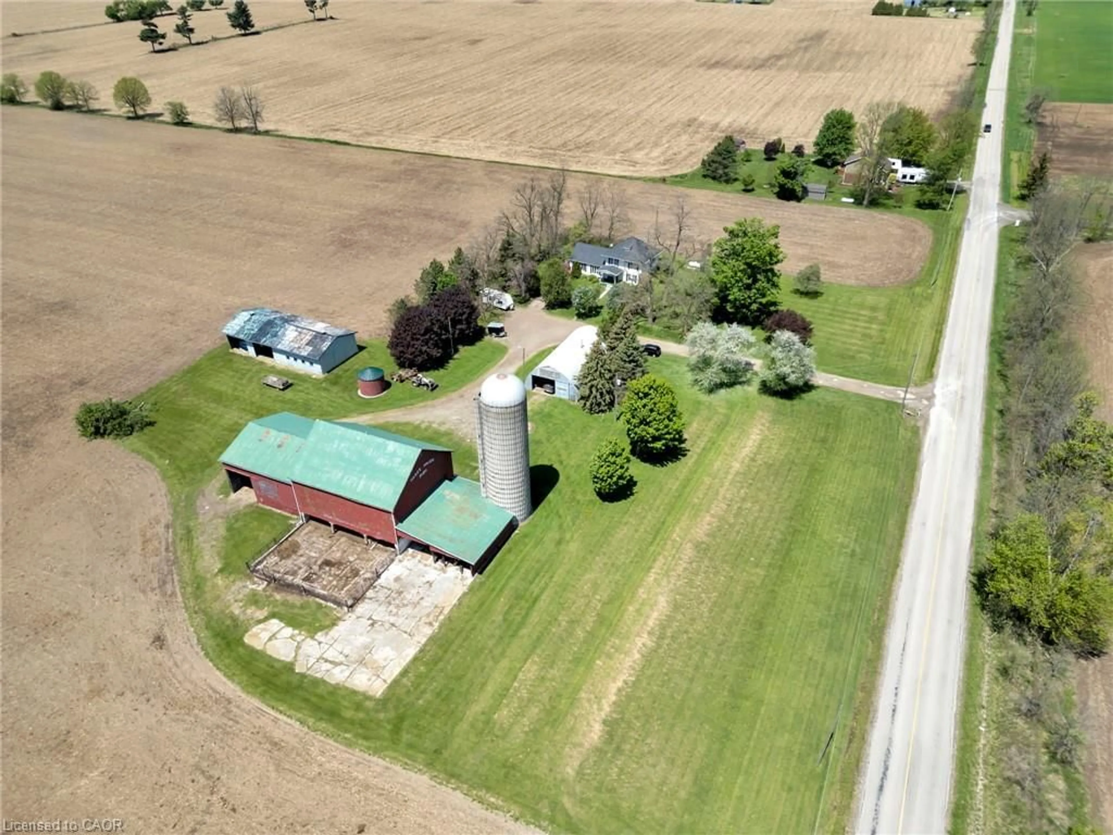 A pic from outside/outdoor area/front of a property/back of a property/a pic from drone, building for 689 Sheffield Rd, Troy Ontario L0R 1B0