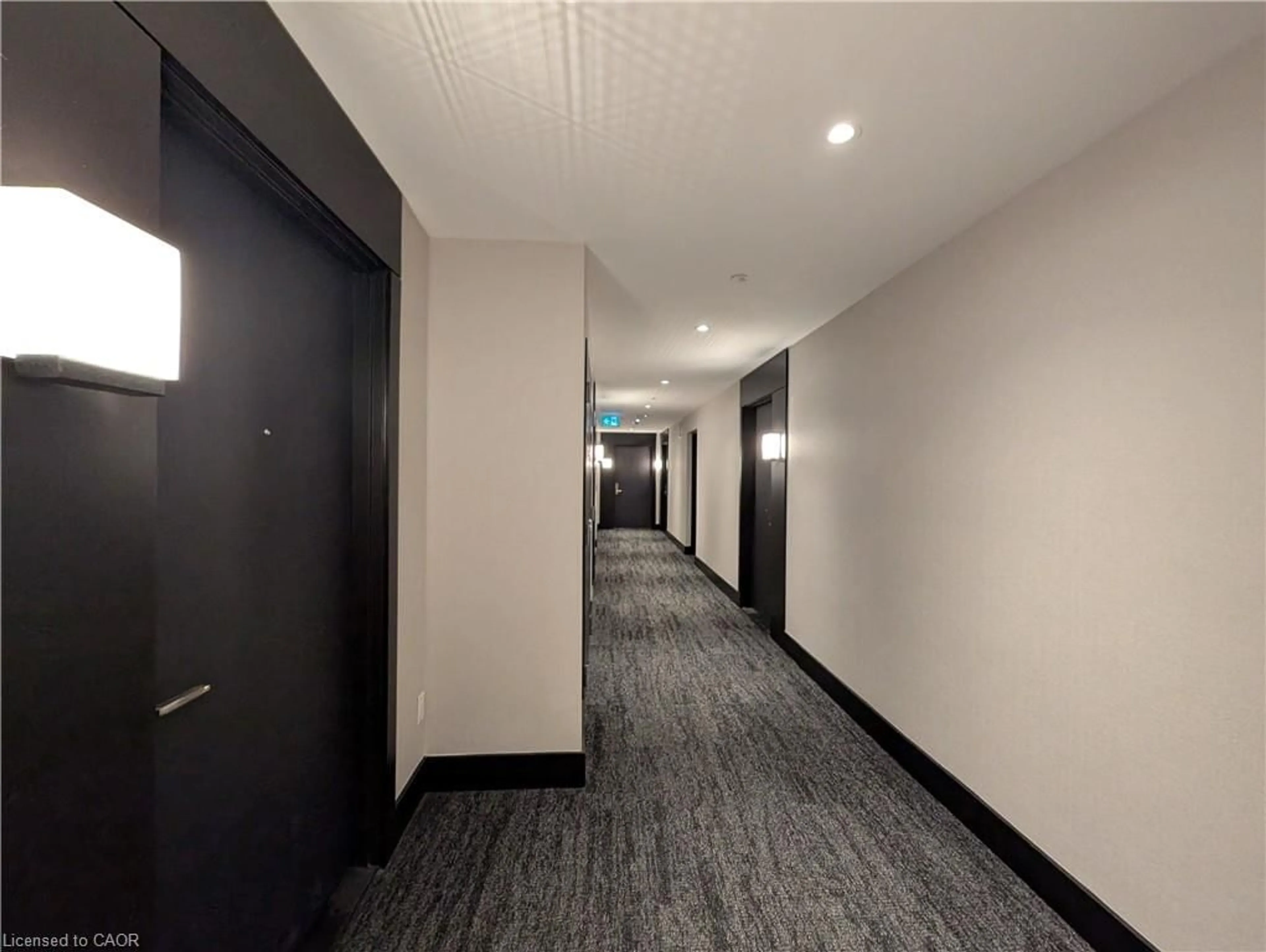 Indoor foyer for 55 Duke St #2106, Kitchener Ontario N2H 0C9