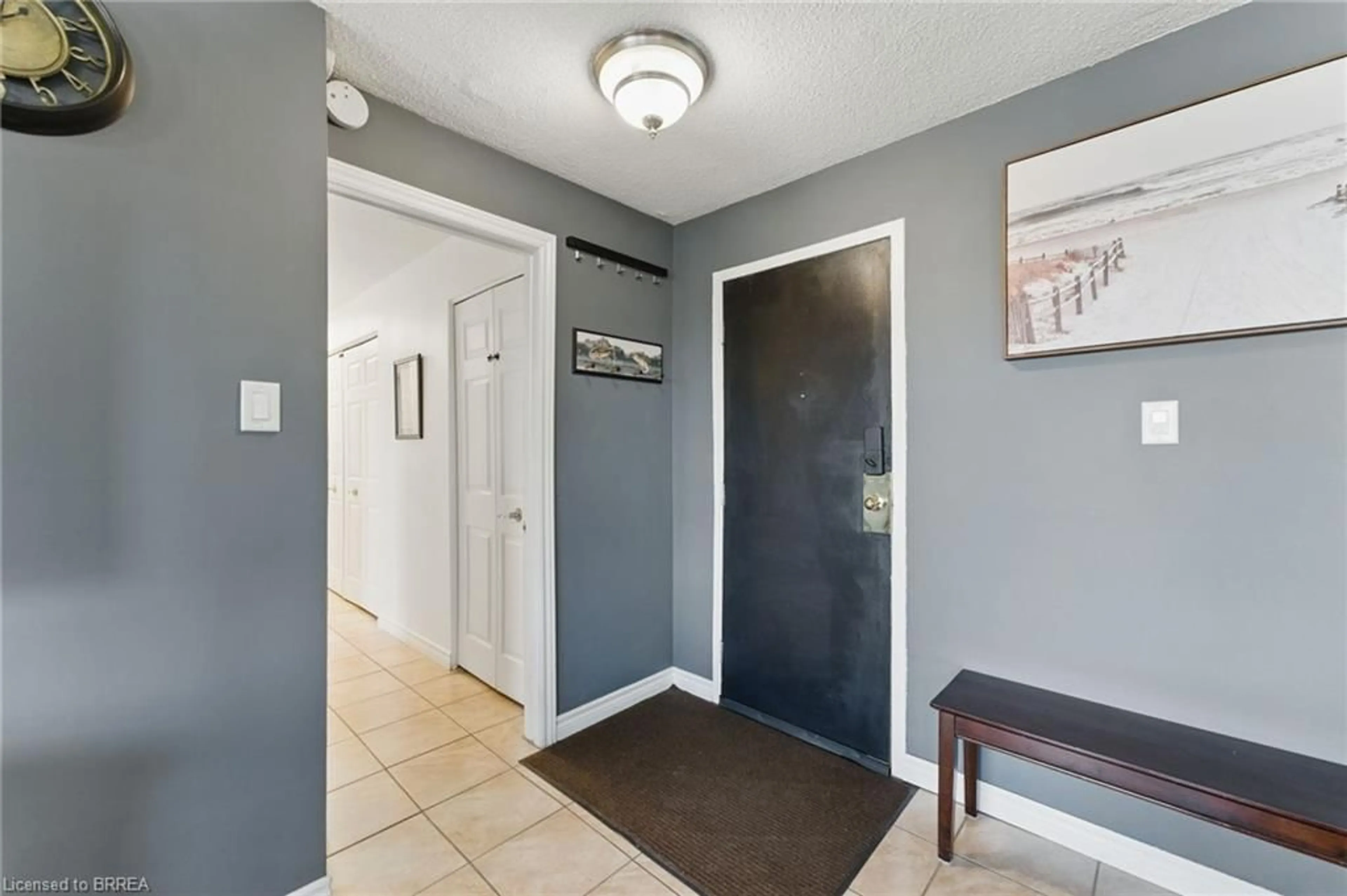 Indoor entryway for 793 Colborne St #401, Brantford Ontario N3S 7J3