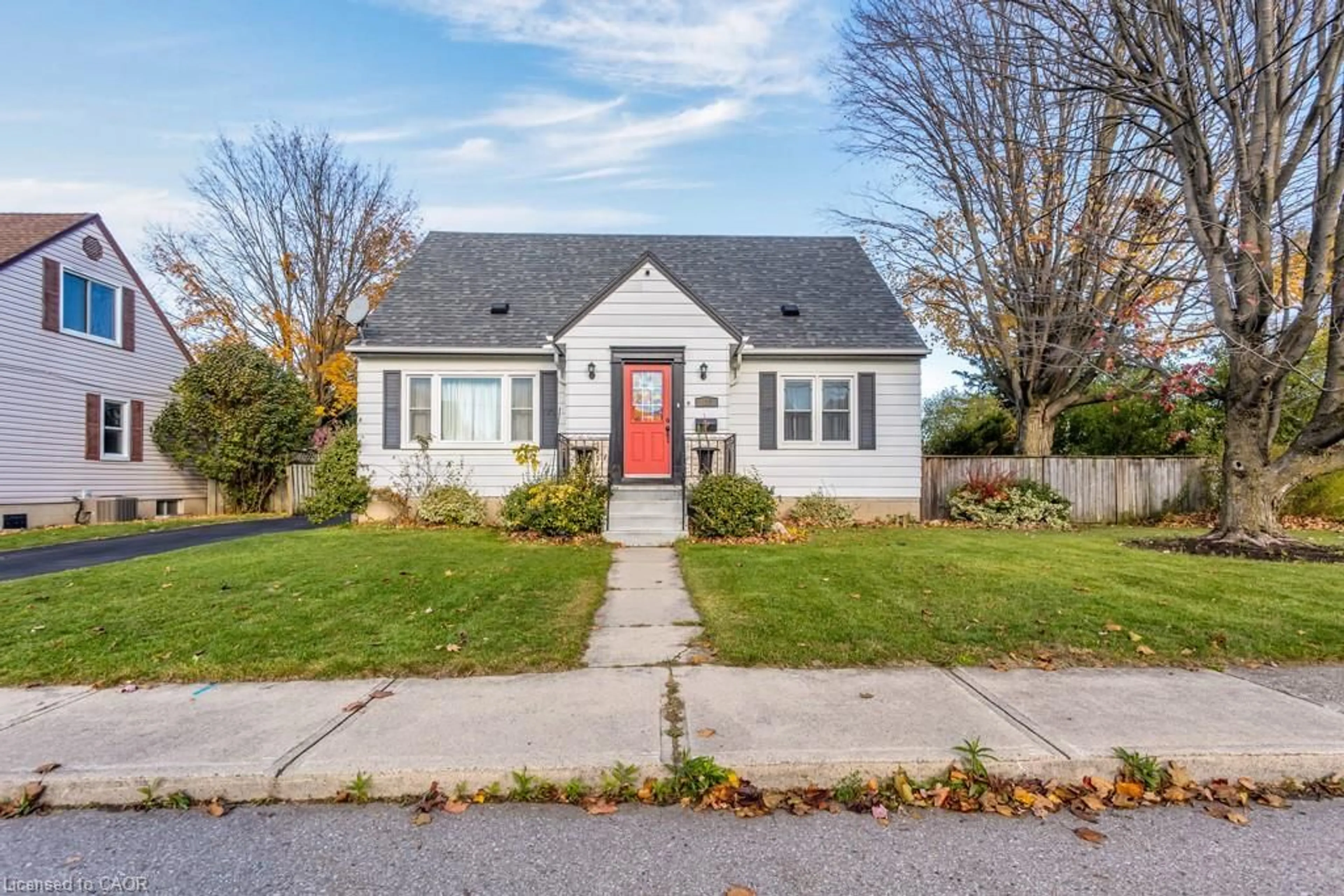 Home with vinyl exterior material, street for 825 Maple Ave, Woodstock Ontario N4S 2A5