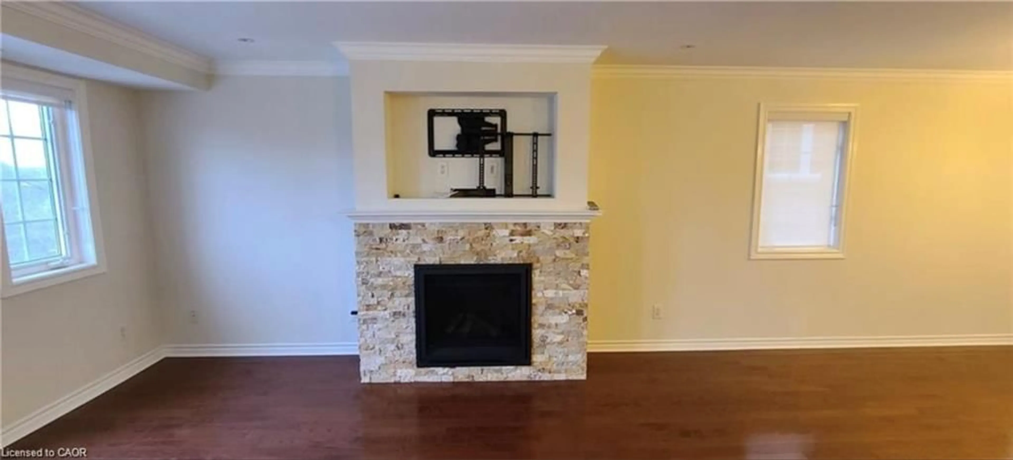 Living room with furniture, wood/laminate floor for 520 Silken Lauamnn Dr, Newmarket Ontario L3X 2S7