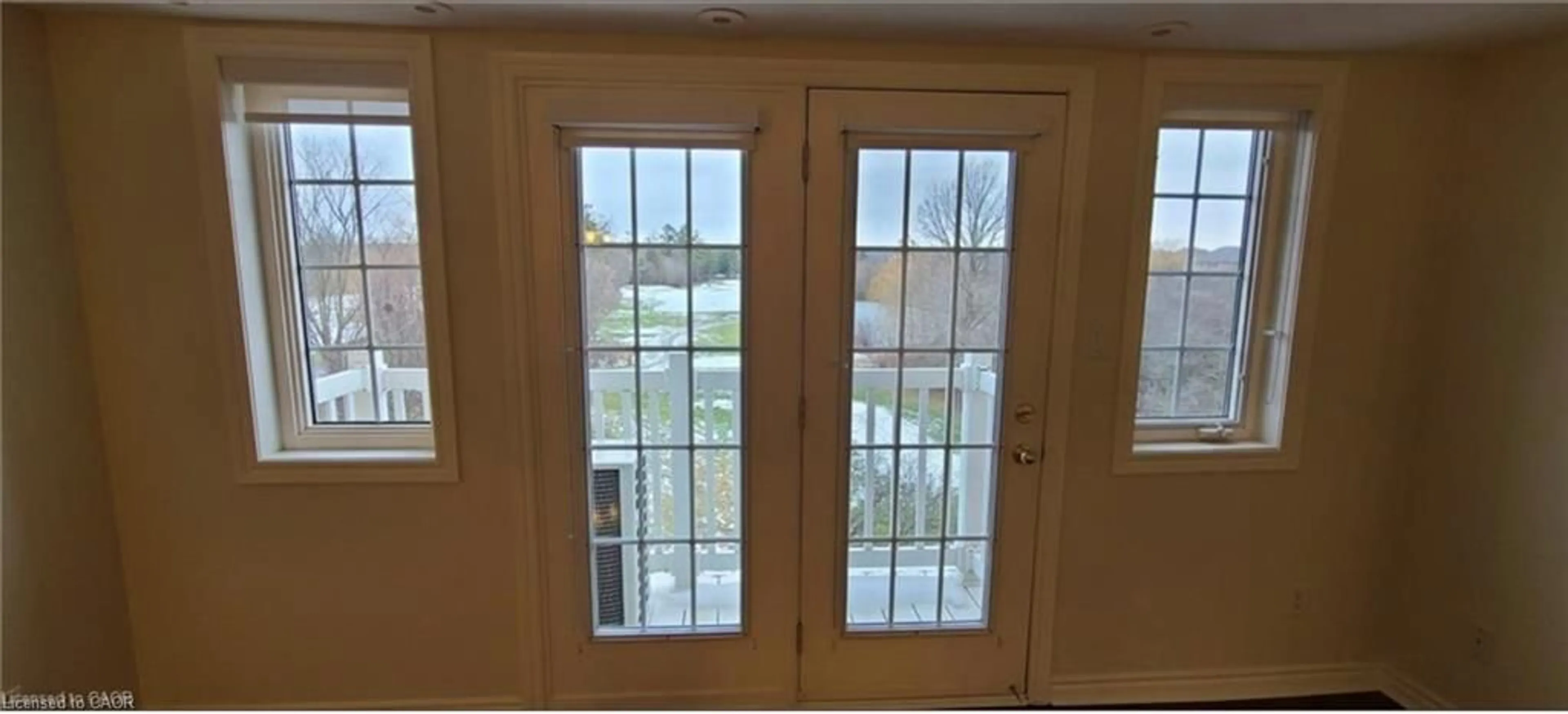 Indoor entryway for 520 Silken Lauamnn Dr, Newmarket Ontario L3X 2S7