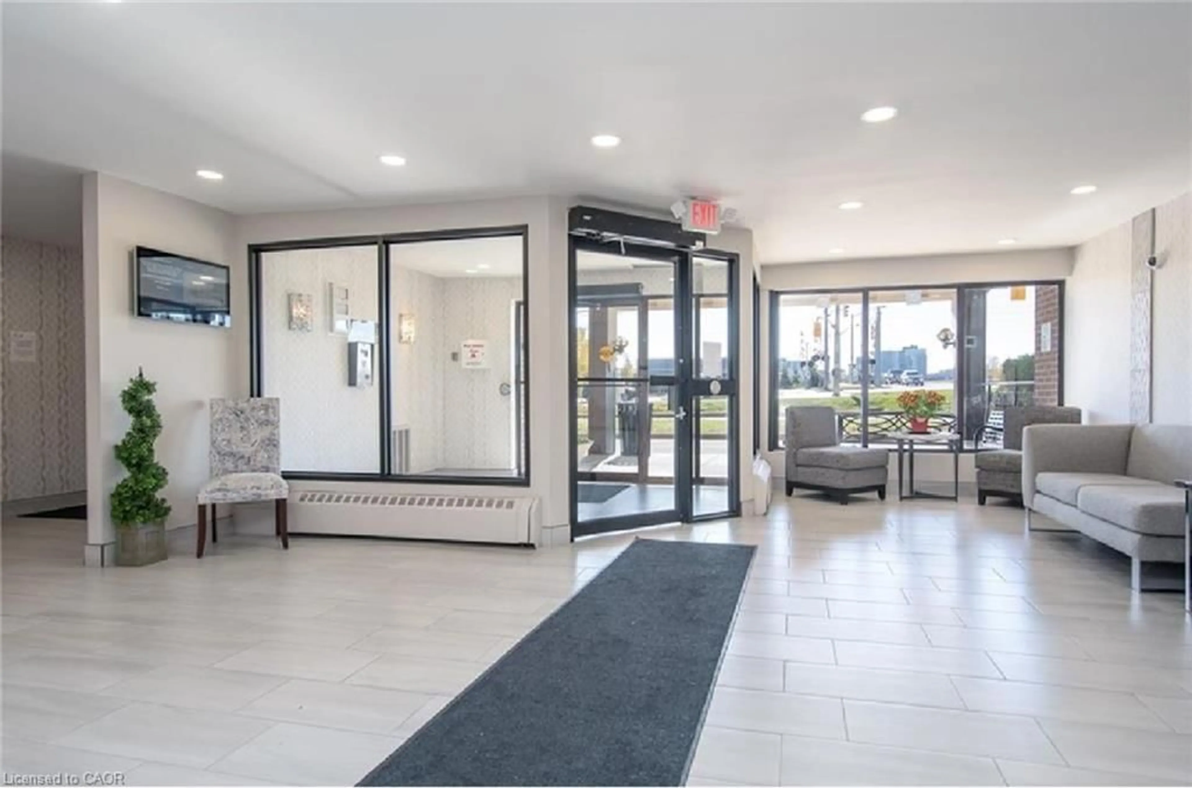 Indoor foyer for 1100 Courtland Ave #715, Kitchener Ontario N2C 2H9