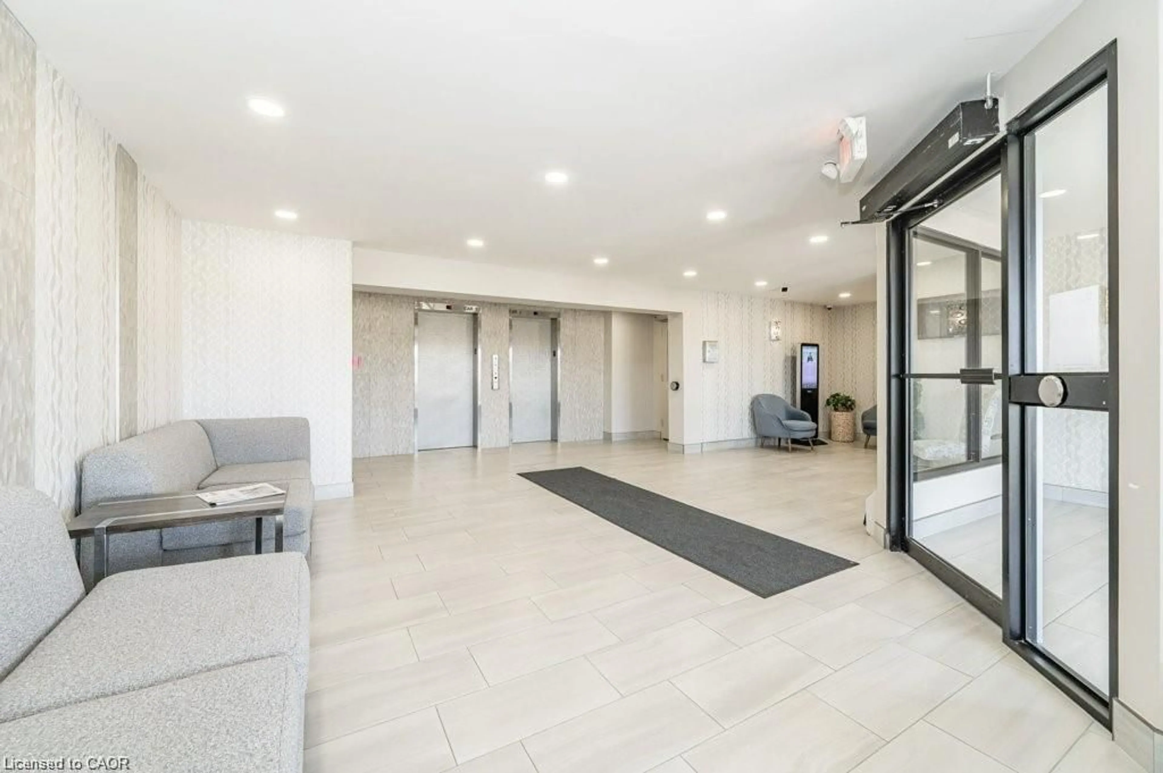 Indoor foyer for 1100 Courtland Ave #715, Kitchener Ontario N2C 2H9