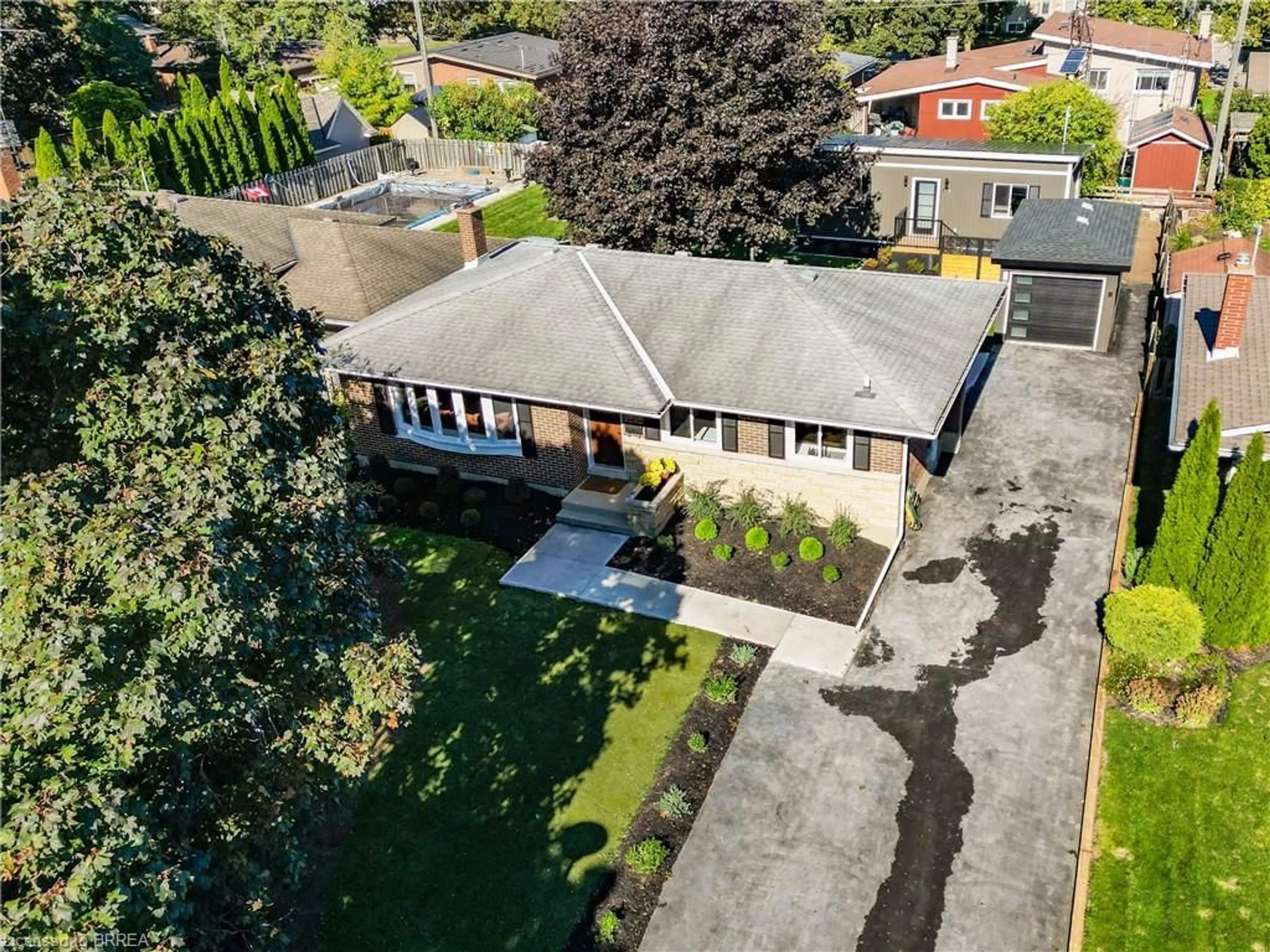 A pic from outside/outdoor area/front of a property/back of a property/a pic from drone, street for 17 Preston Dr, St. Catharines Ontario L2M 1X4