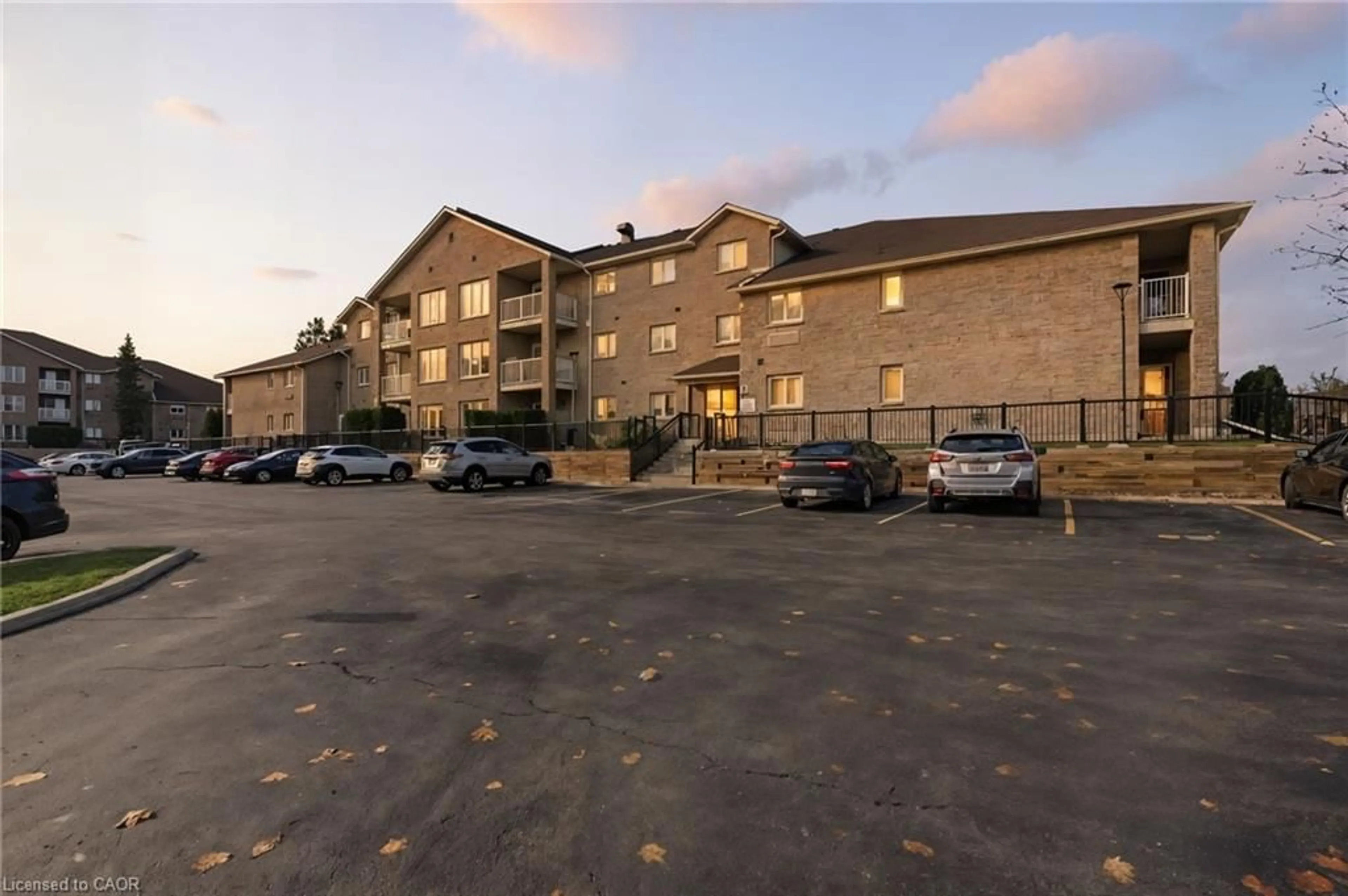 Patio, building for 3050 Pinemeadow Dr #16, Burlington Ontario L7M 3X5
