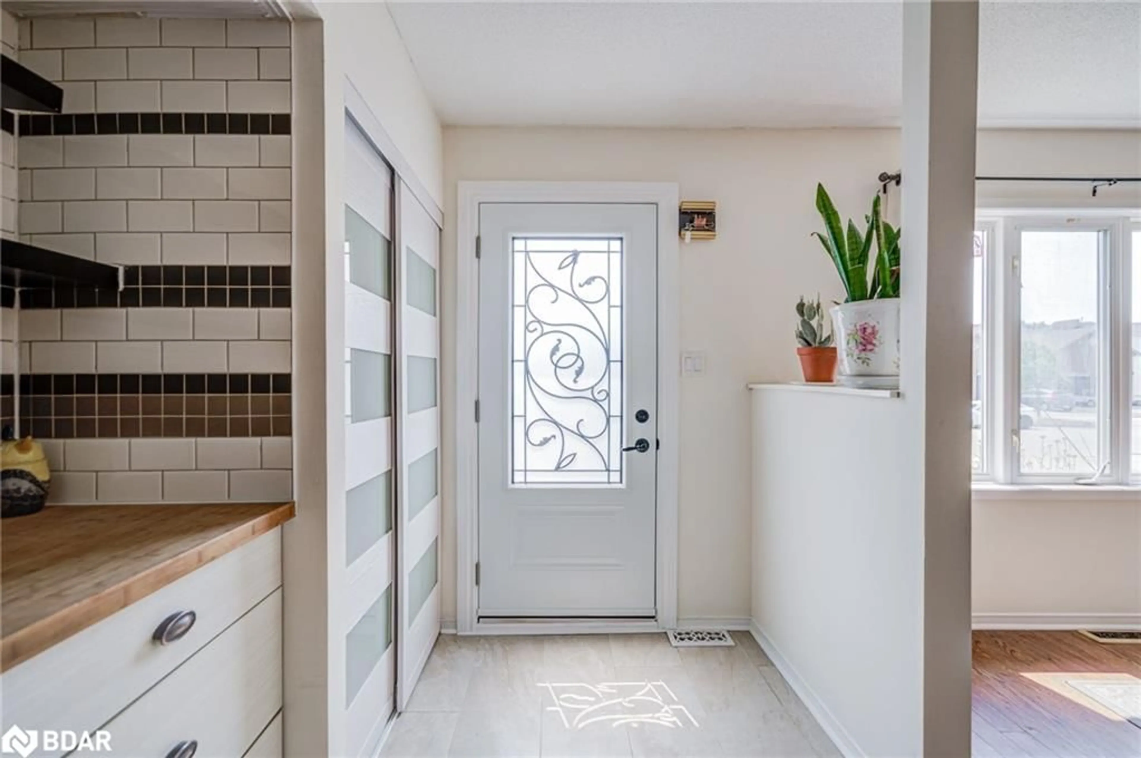 Indoor entryway for 222 Country Lane, Barrie Ontario L4N 0W1