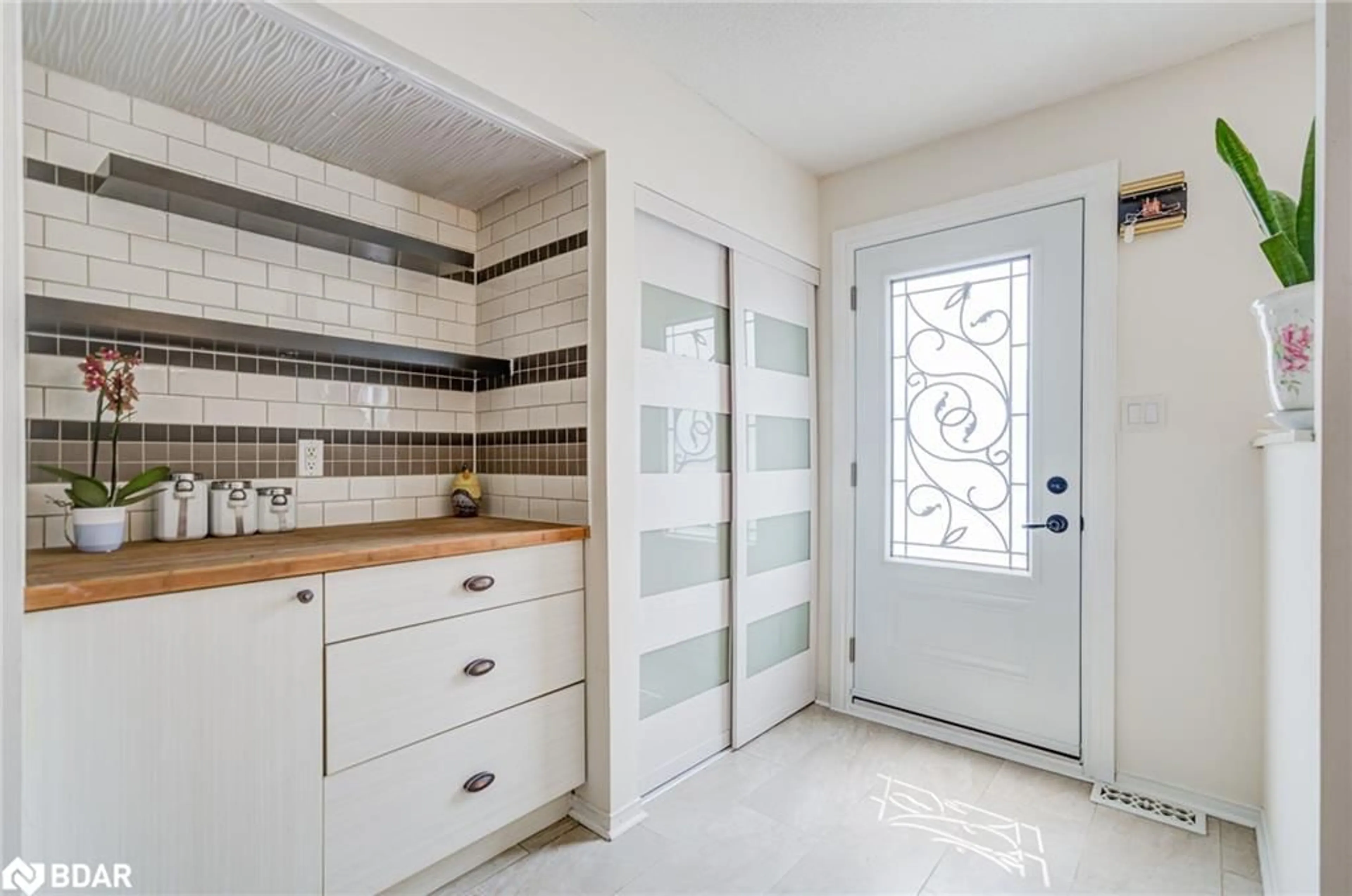 Indoor entryway for 222 Country Lane, Barrie Ontario L4N 0W1