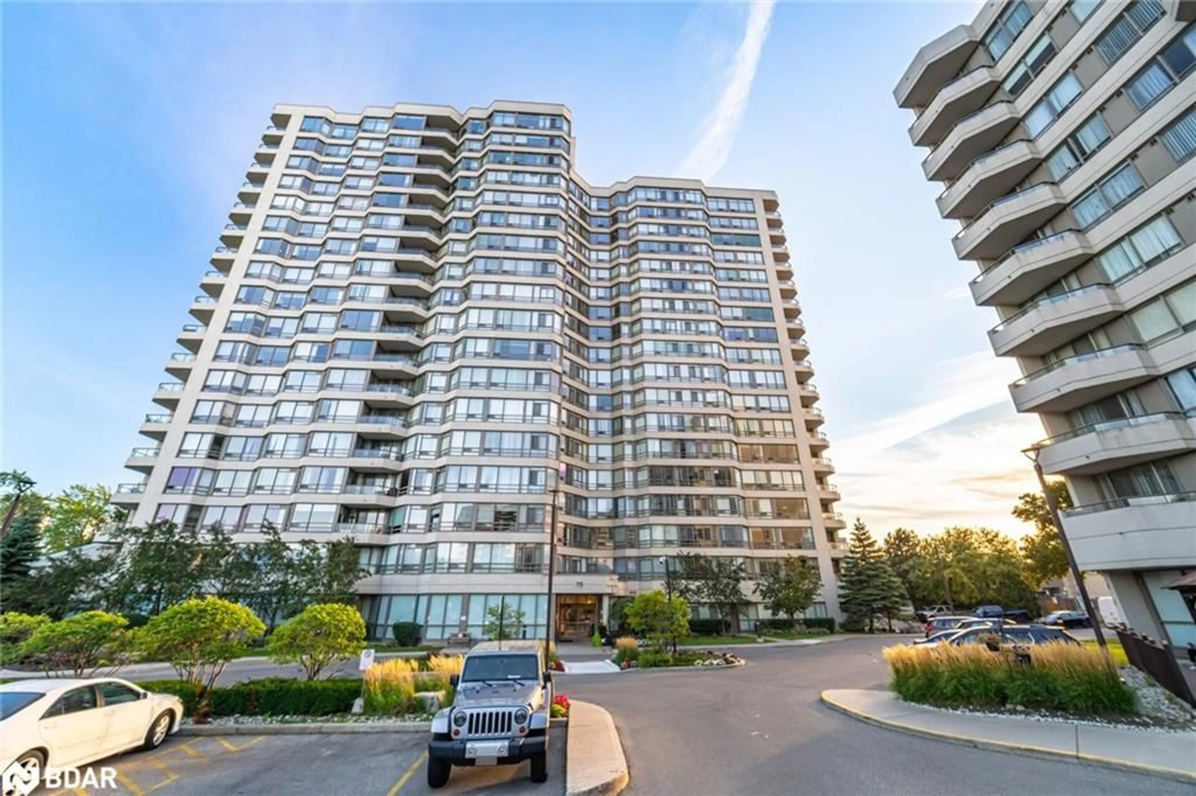 A pic from outside/outdoor area/front of a property/back of a property/a pic from drone, unknown for 75 King St #406, Mississauga Ontario L5A 4G5