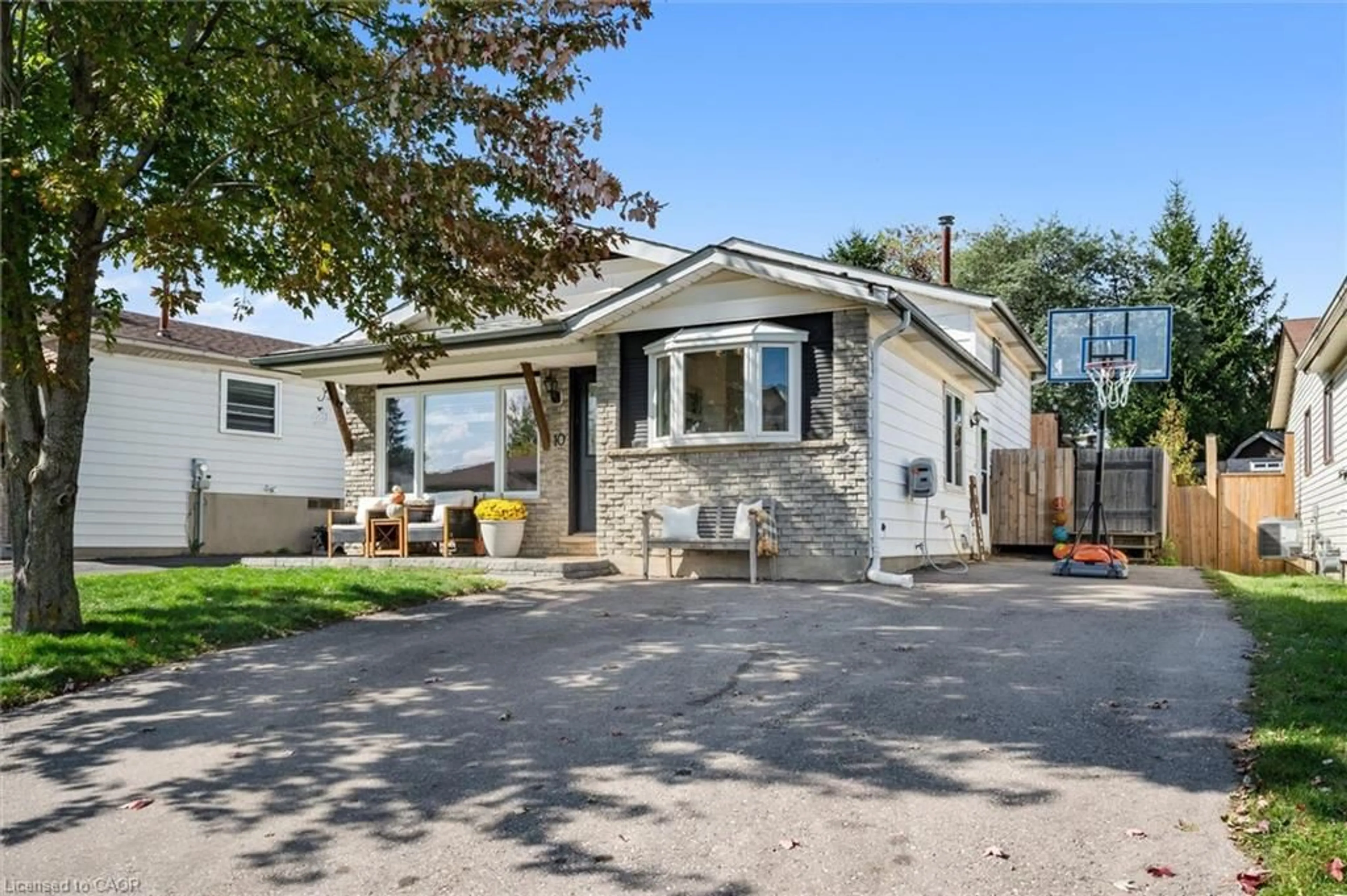 Home with vinyl exterior material, street for 10 Broken Oak Cres, Kitchener Ontario N2N 1N7