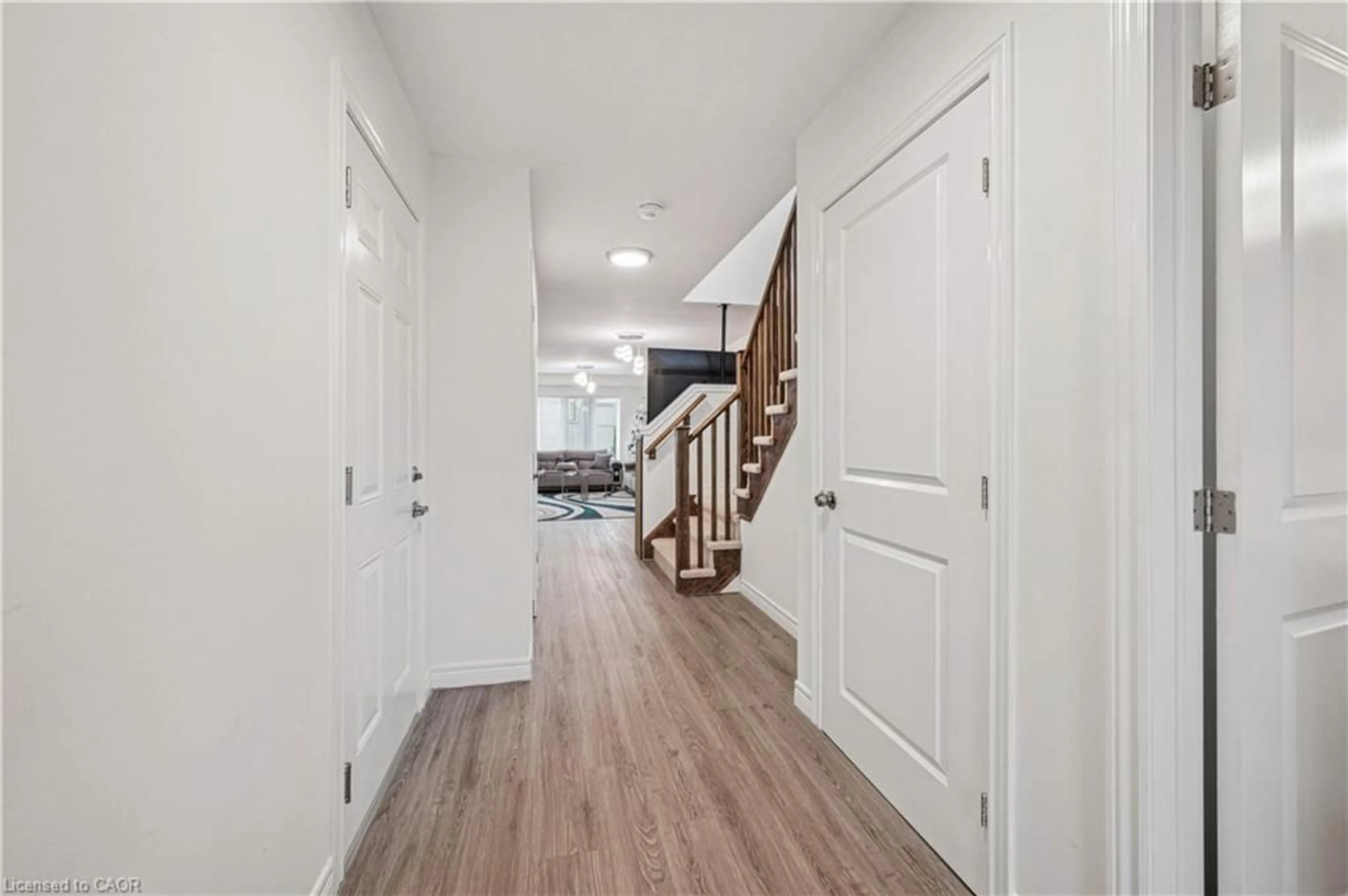 Indoor entryway for 7 Forest Creek Dr, Kitchener Ontario N2R 0B2