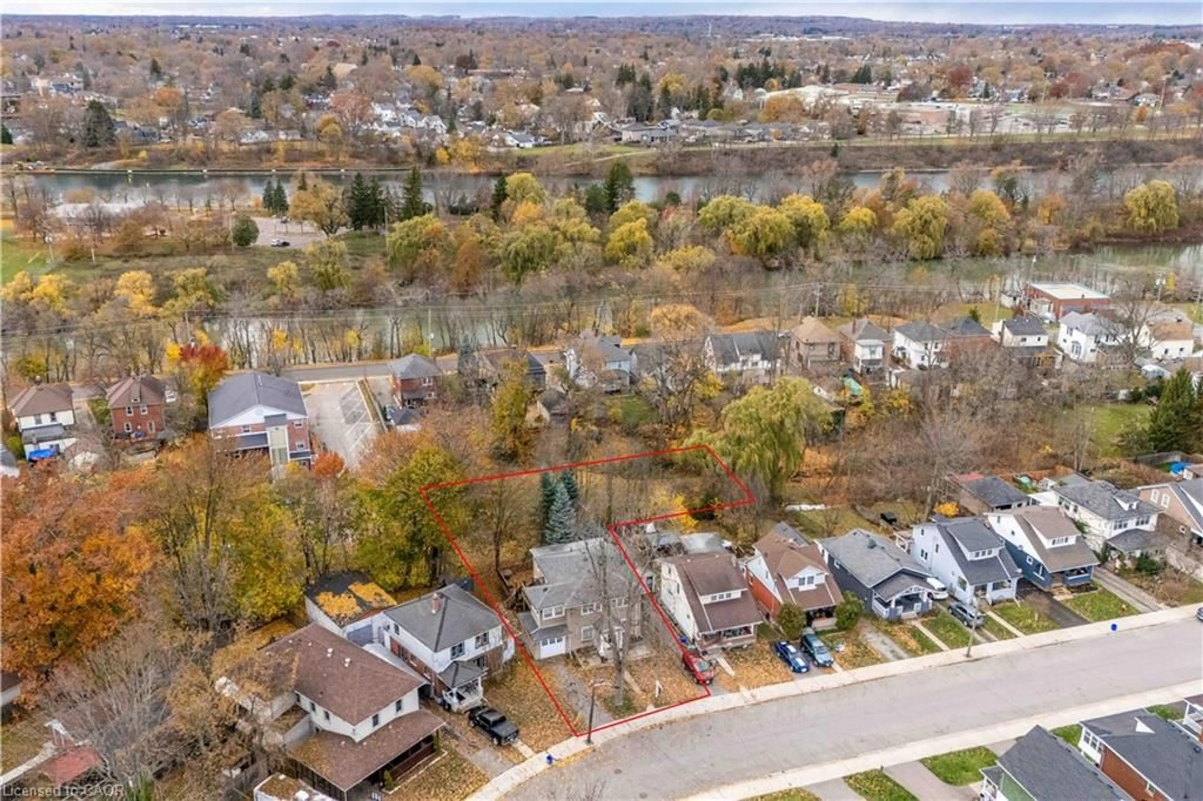 A pic from outside/outdoor area/front of a property/back of a property/a pic from drone, unknown for 19 Margery Rd, Welland Ontario L3B 2P5