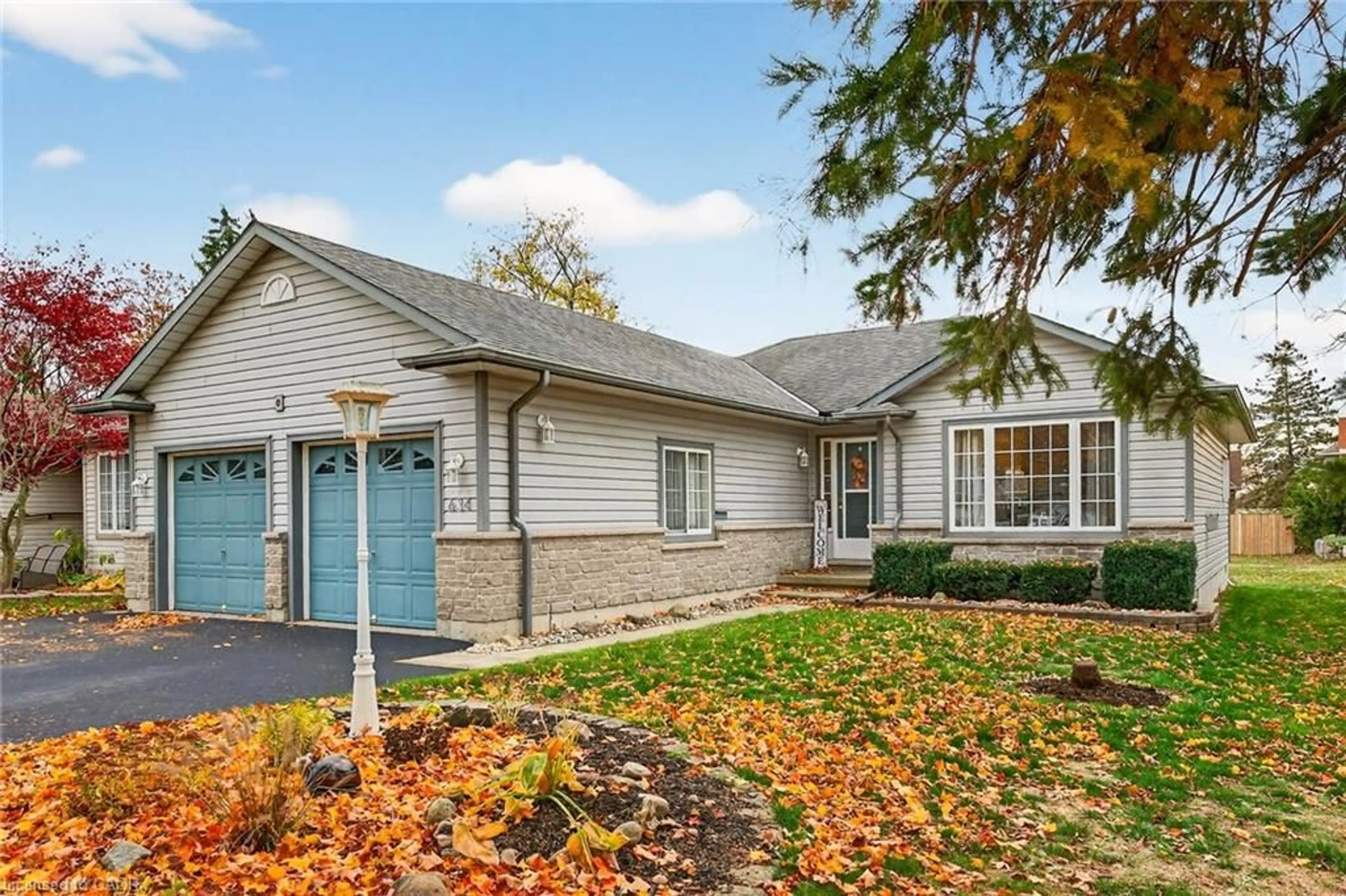 Home with vinyl exterior material, street for 634 Broad St, Dunnville Ontario N1A 1T7