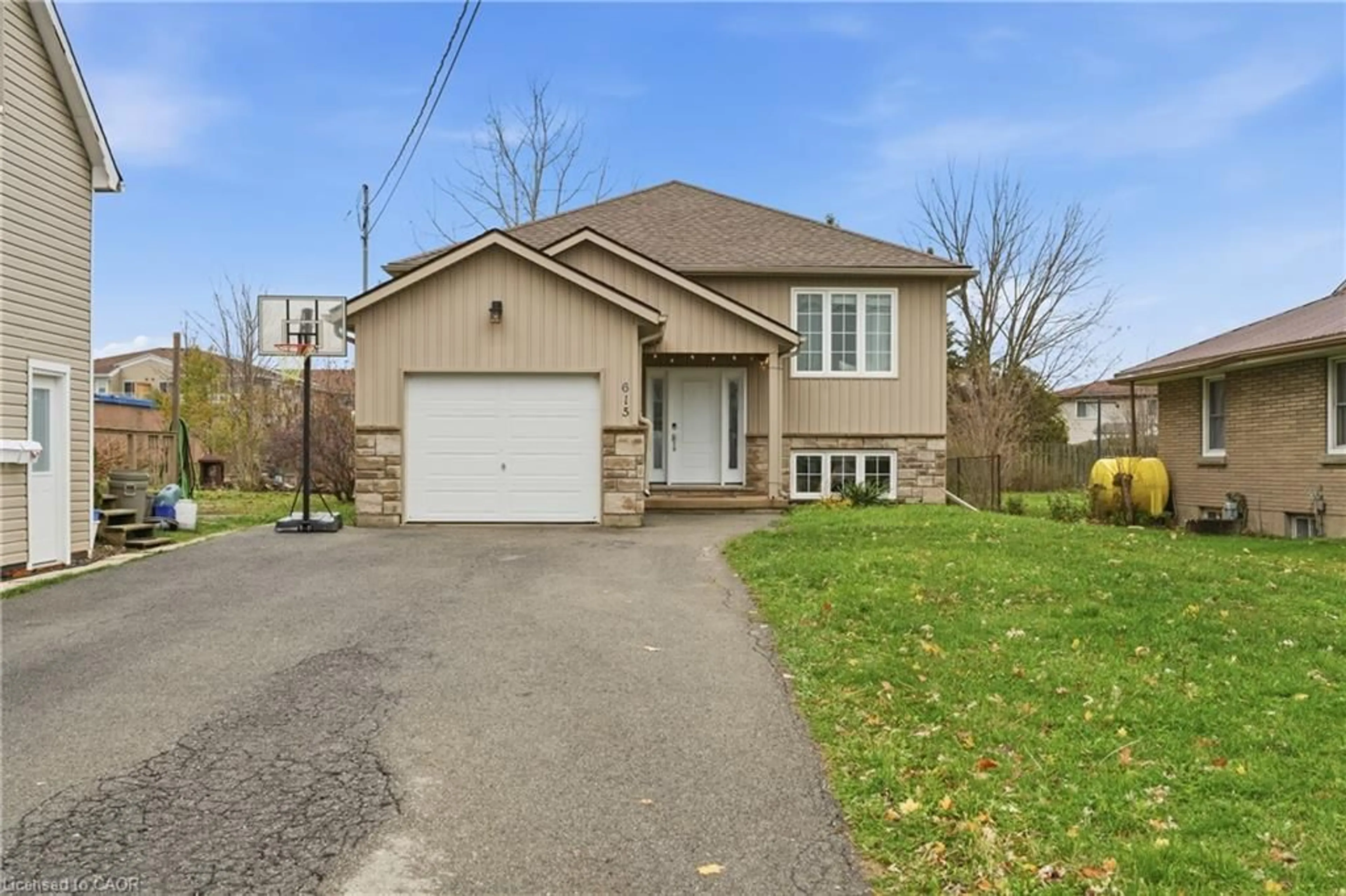 Home with brick exterior material, street for 615 Southworth St, Welland Ontario L3B 2A2