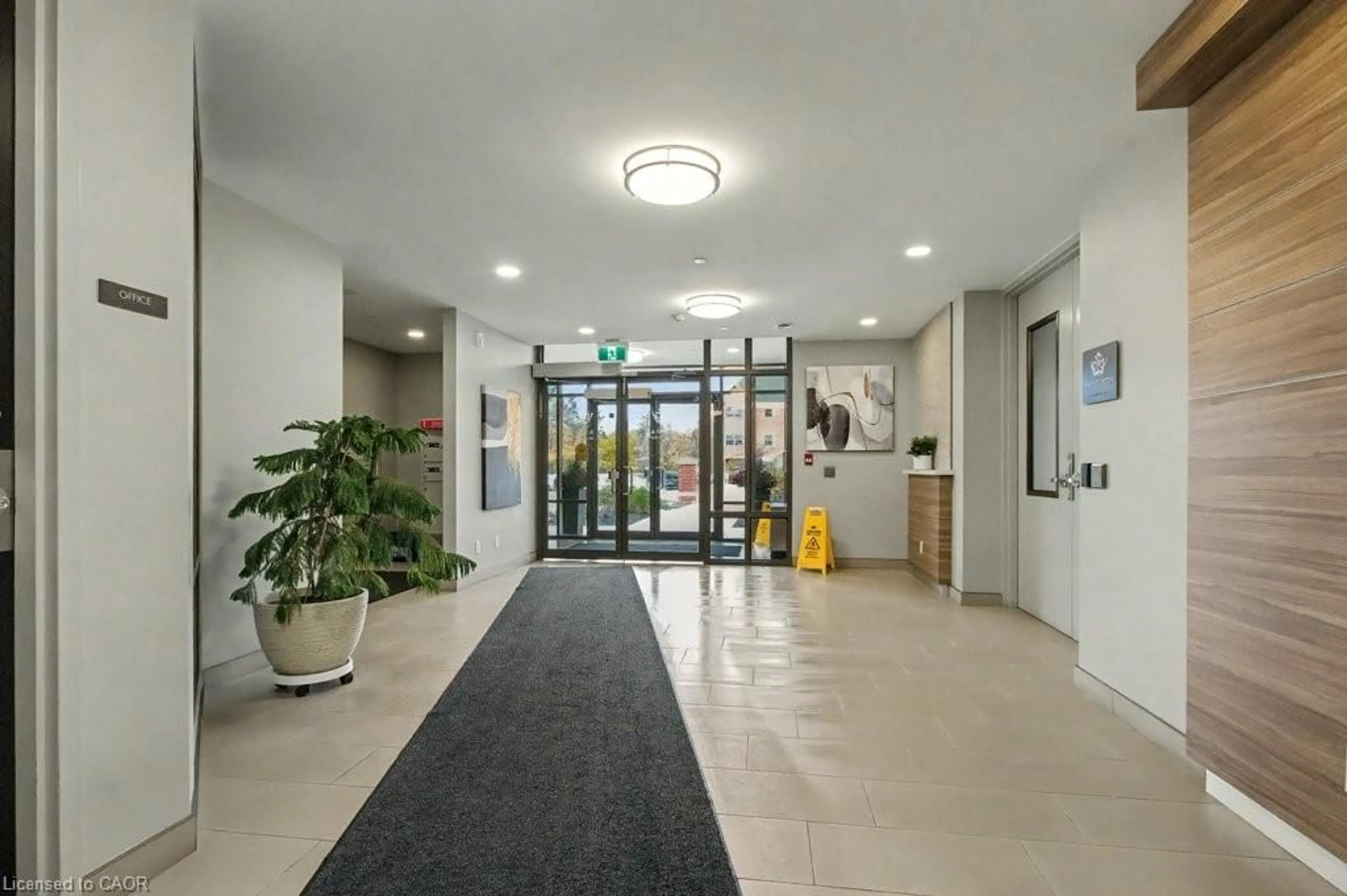 Indoor foyer for 399 Queen St #518, Kitchener Ontario N2G 0C4
