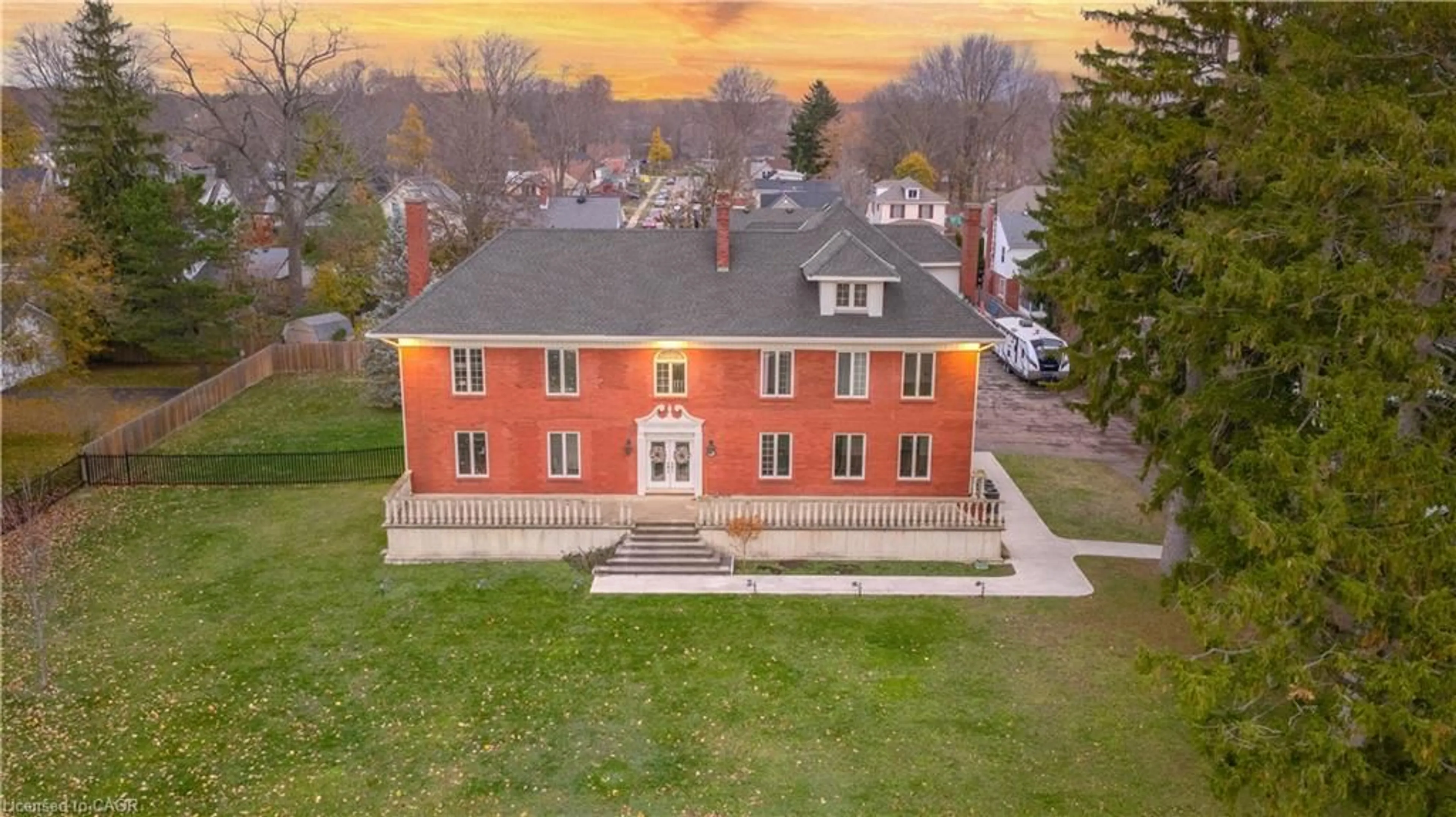 A pic from outside/outdoor area/front of a property/back of a property/a pic from drone, building for 417 Broad St, Dunnville Ontario N1A 1T4