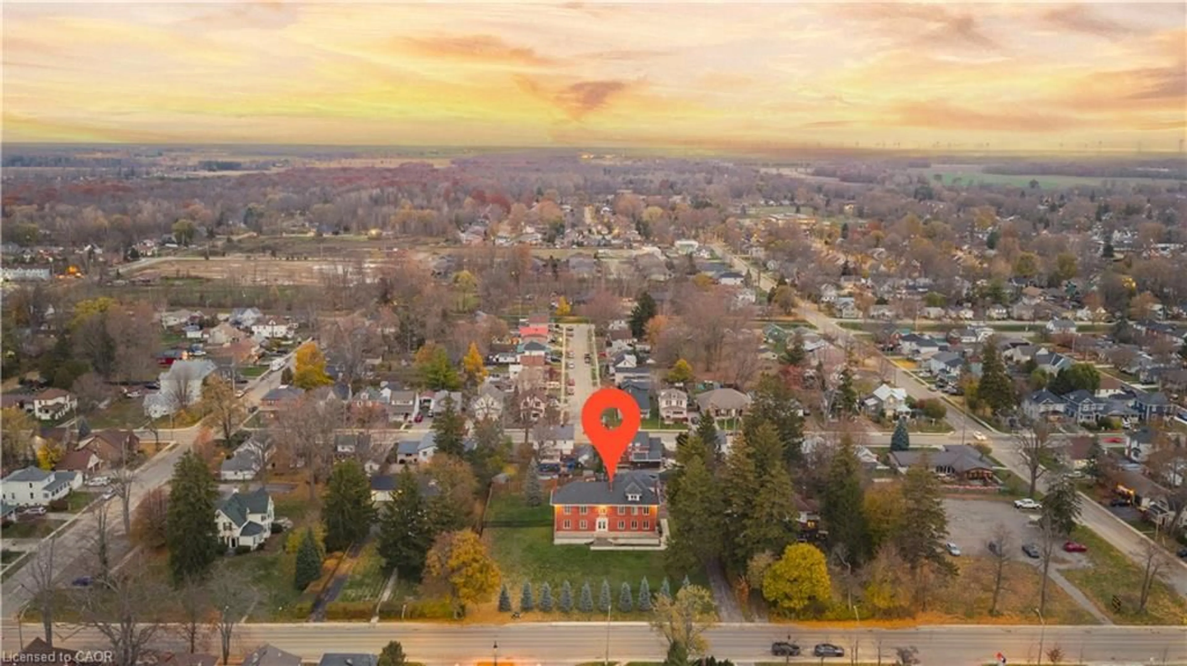 A pic from outside/outdoor area/front of a property/back of a property/a pic from drone, unknown for 417 Broad St, Dunnville Ontario N1A 1T4