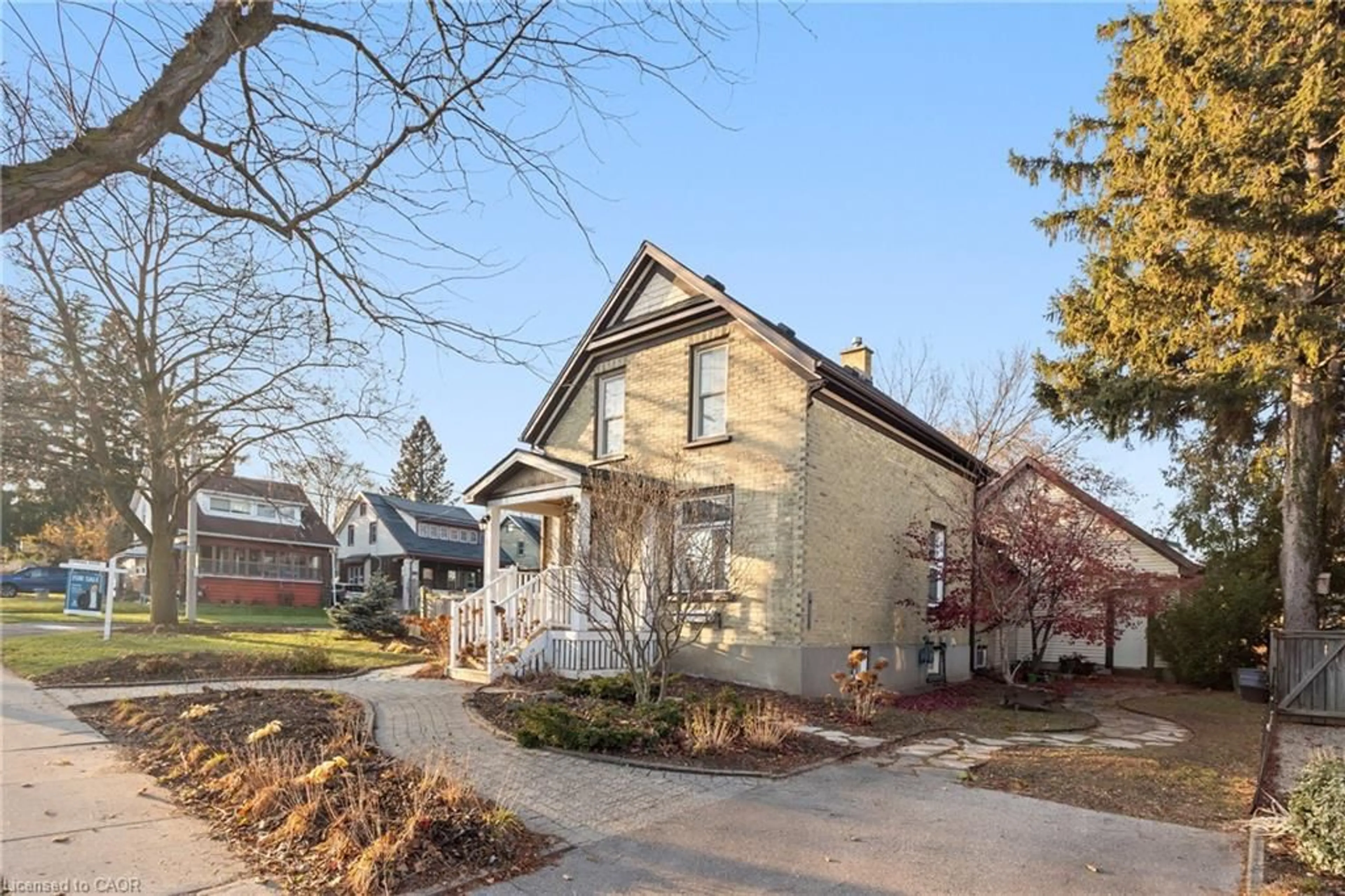 Home with brick exterior material, street for 118 Krug St, Kitchener Ontario N2H 2Y2