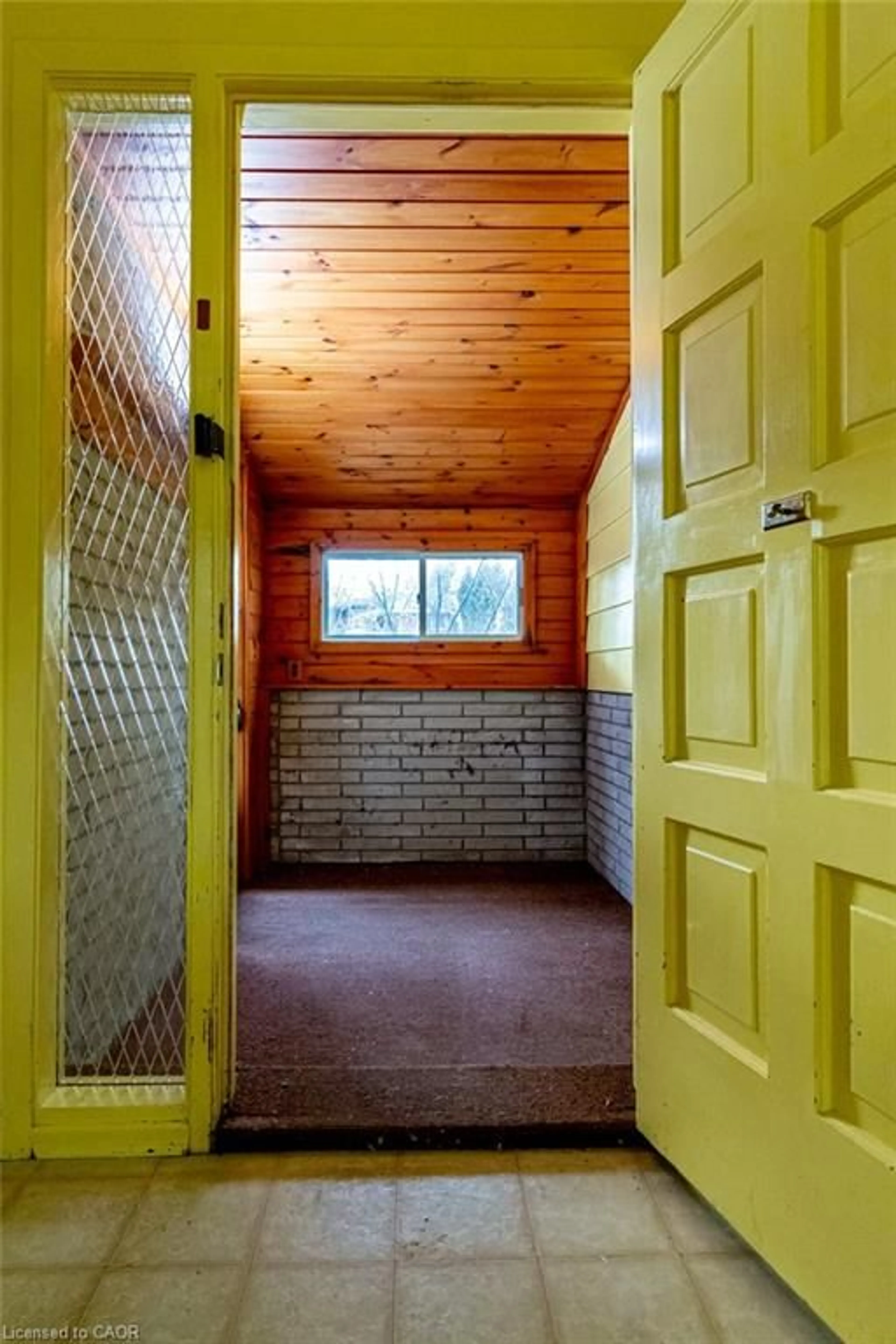 Indoor entryway for 23 Sanctuary Dr, Dundas Ontario L9H 3Y7