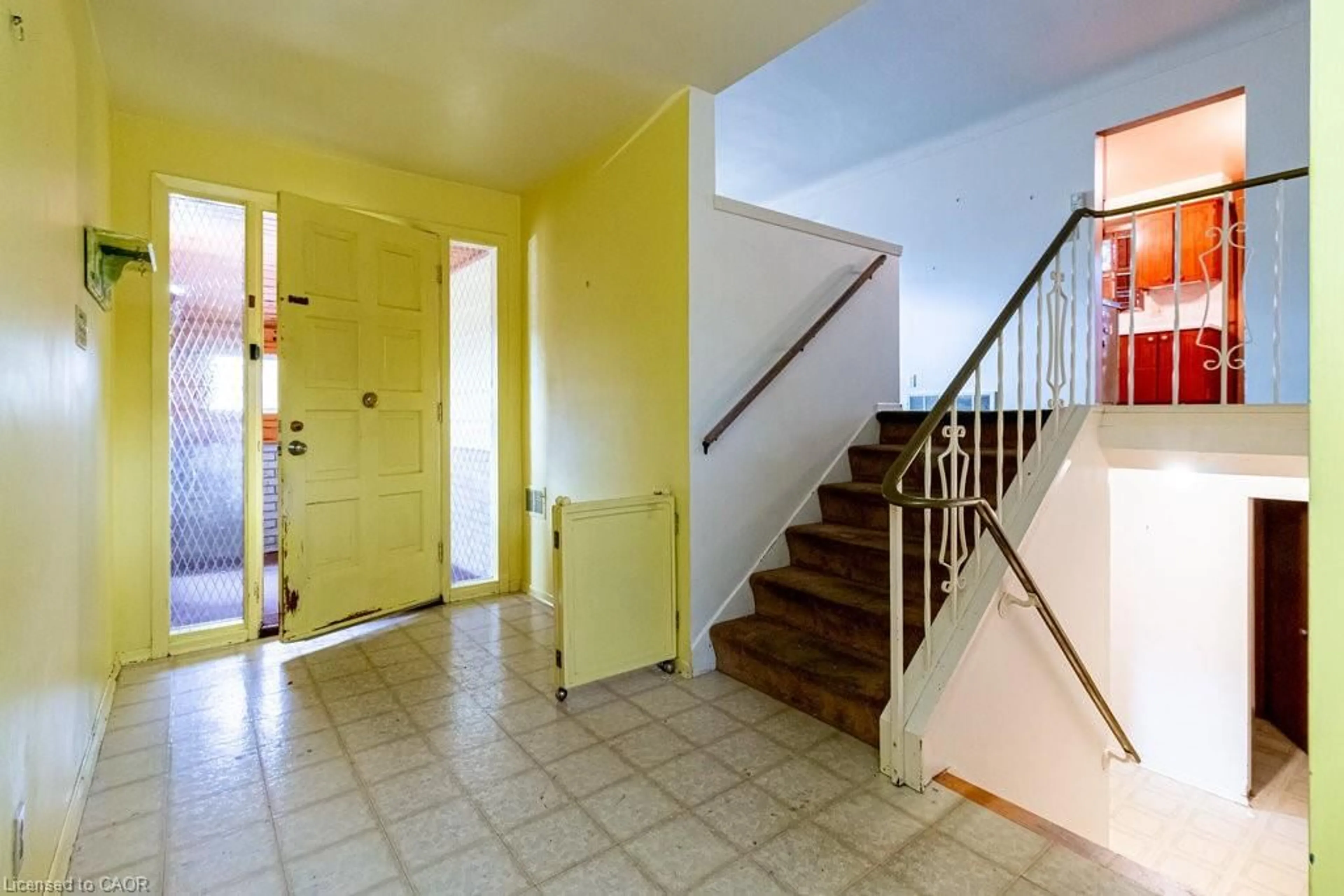 Indoor foyer for 23 Sanctuary Dr, Dundas Ontario L9H 3Y7