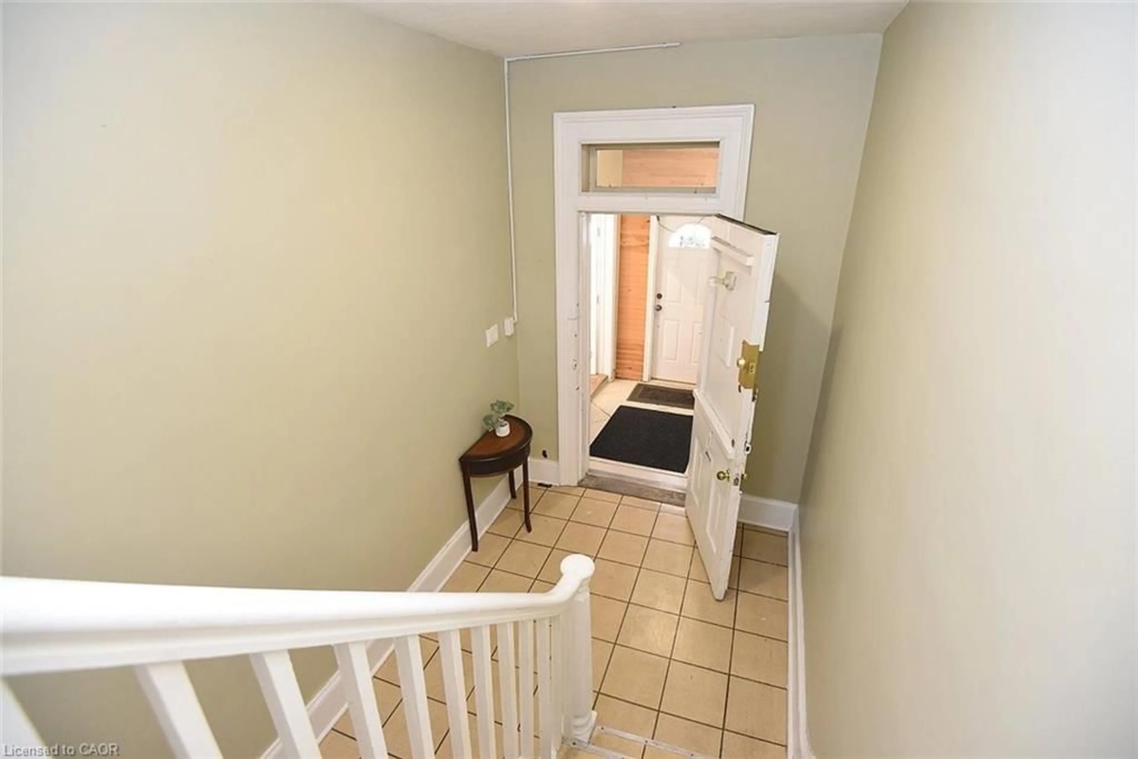 Indoor foyer for 185 Market St, Hamilton Ontario L8R 1P1