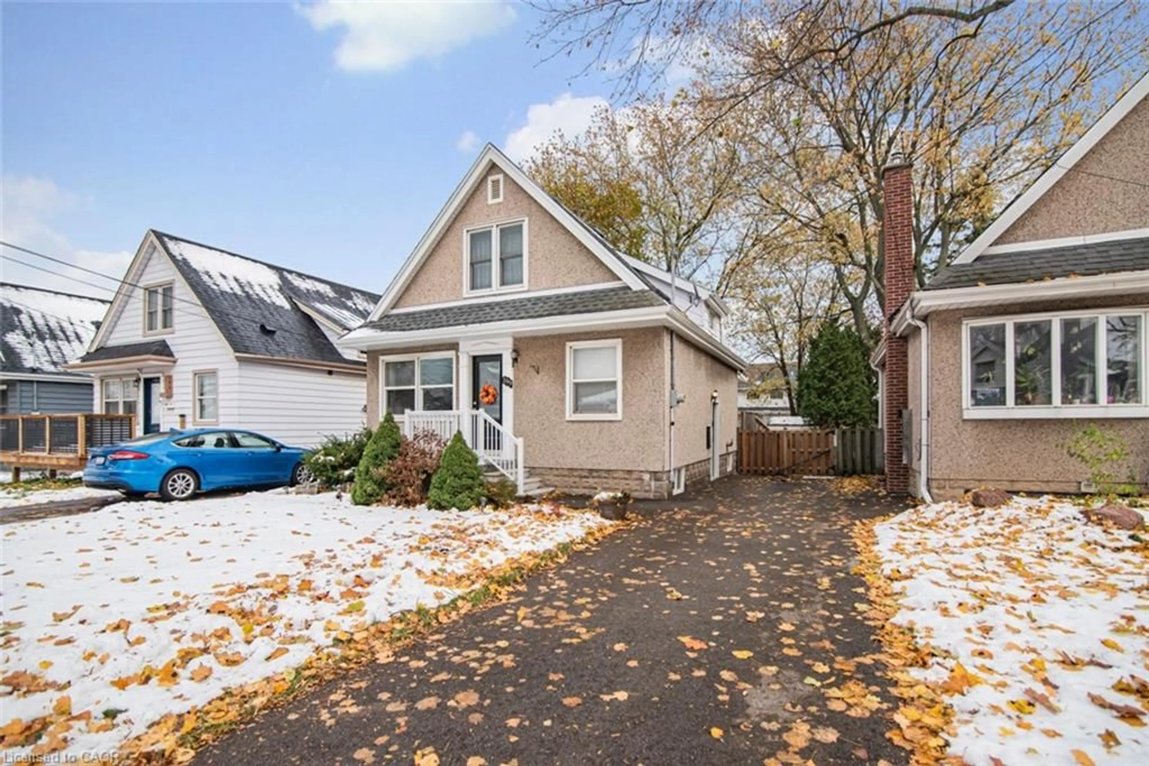 Home with vinyl exterior material, street for 199 East 21st St, Hamilton Ontario L8V 2T6